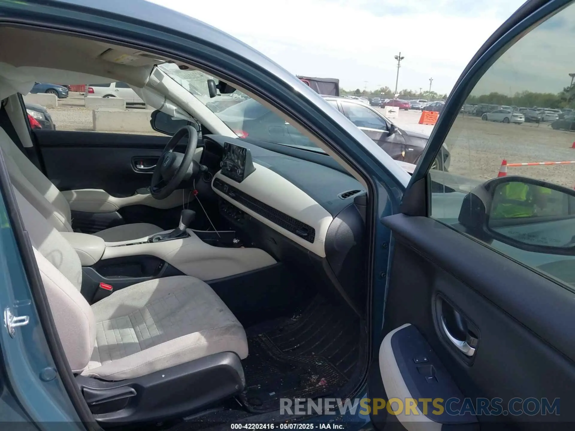 5 fotografías del automóvil dañado 3CZRZ2H36SM734174 HONDA HR-V 2025