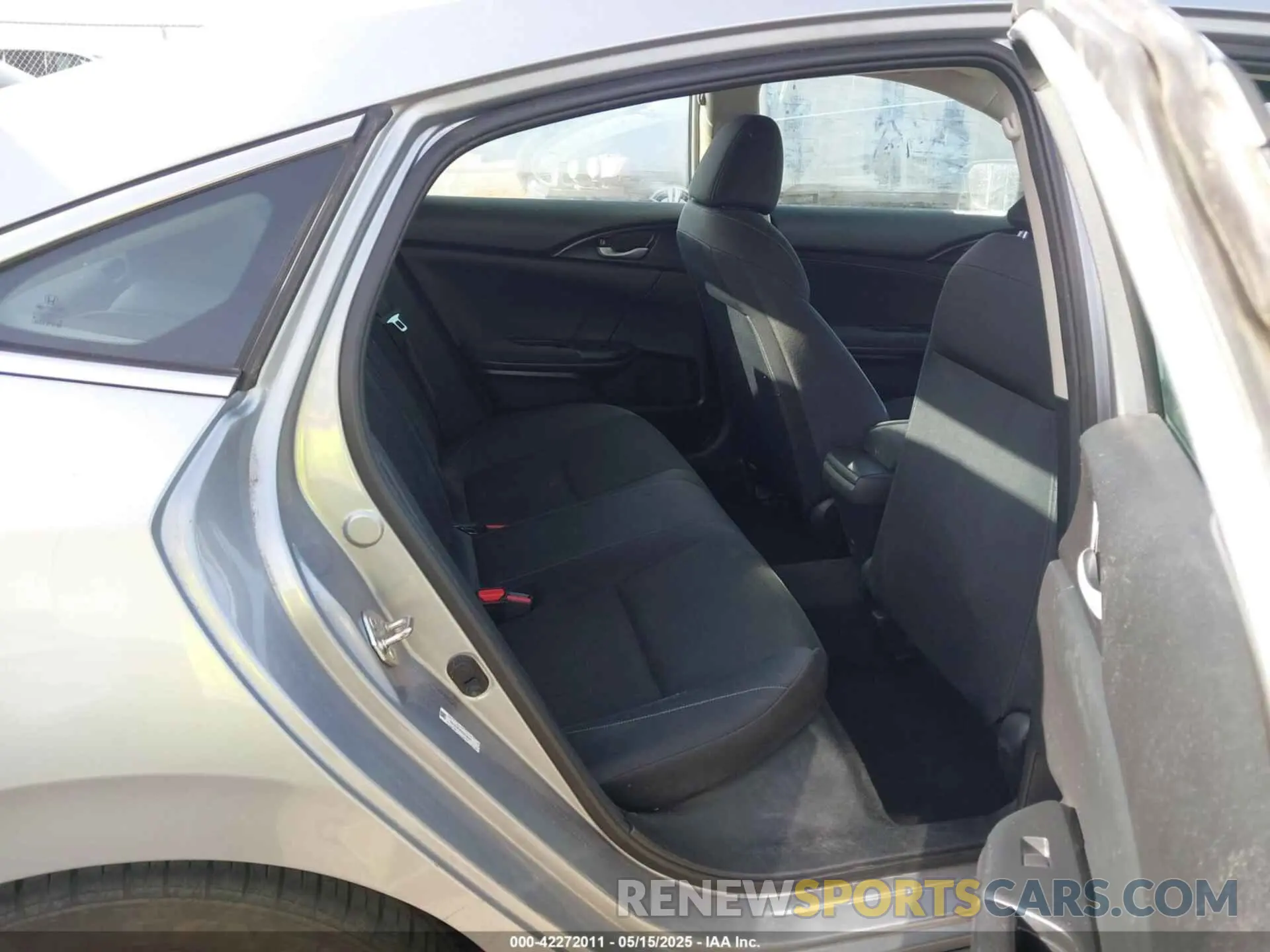 8 fotografías del automóvil dañado 19XZE4F57KE018251 HONDA INSIGHT 2019