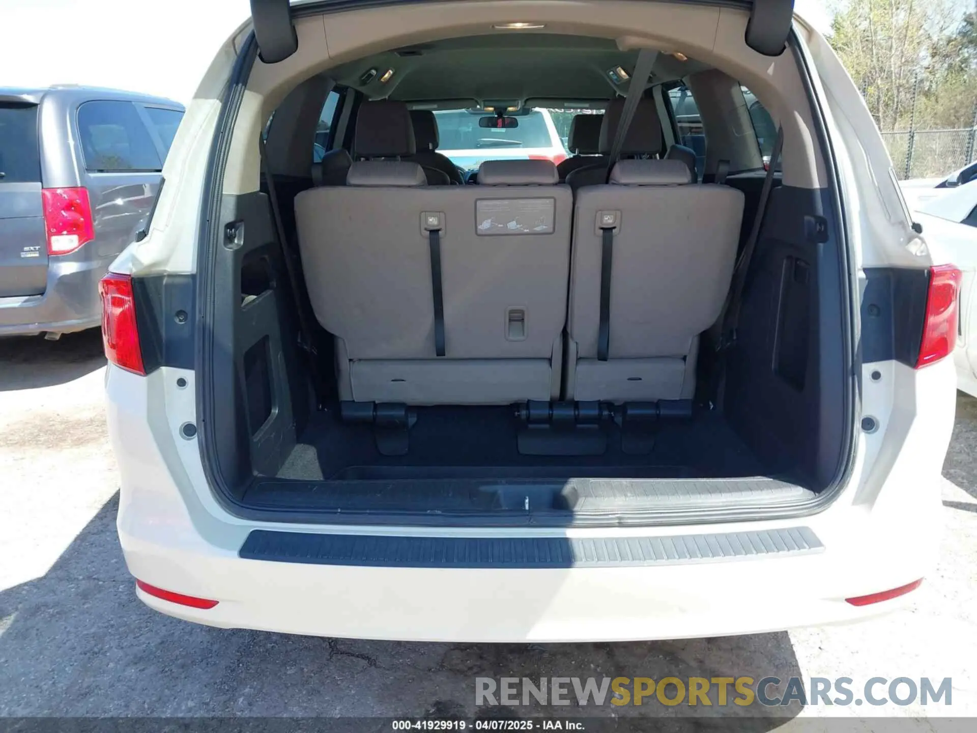 12 fotografías del automóvil dañado 5FNRL6H54KB053841 HONDA ODYSSEY 2019