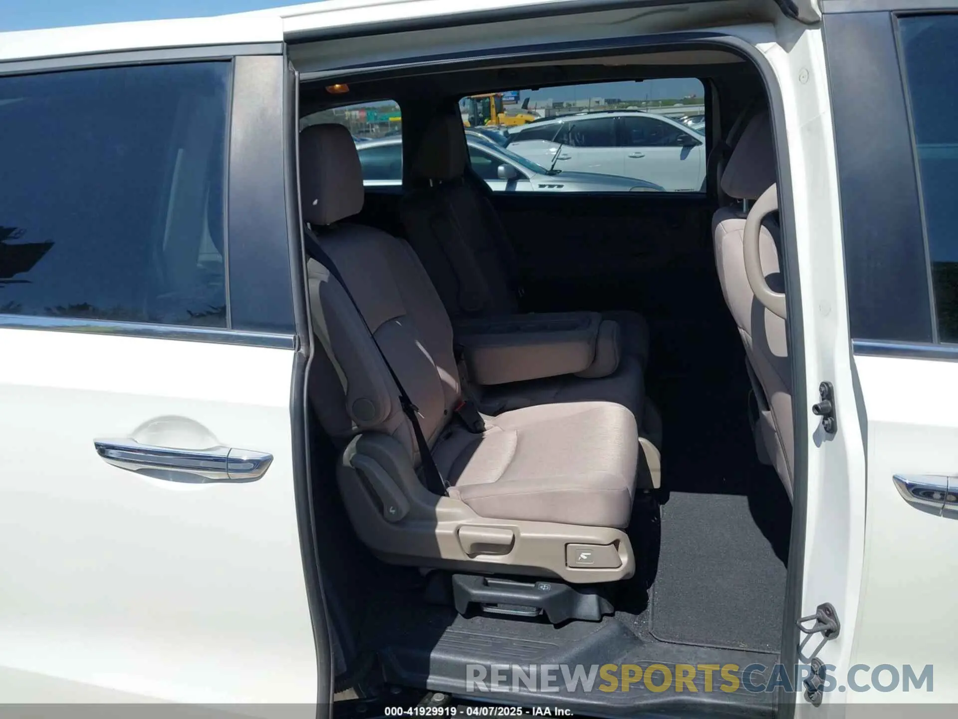8 fotografías del automóvil dañado 5FNRL6H54KB053841 HONDA ODYSSEY 2019