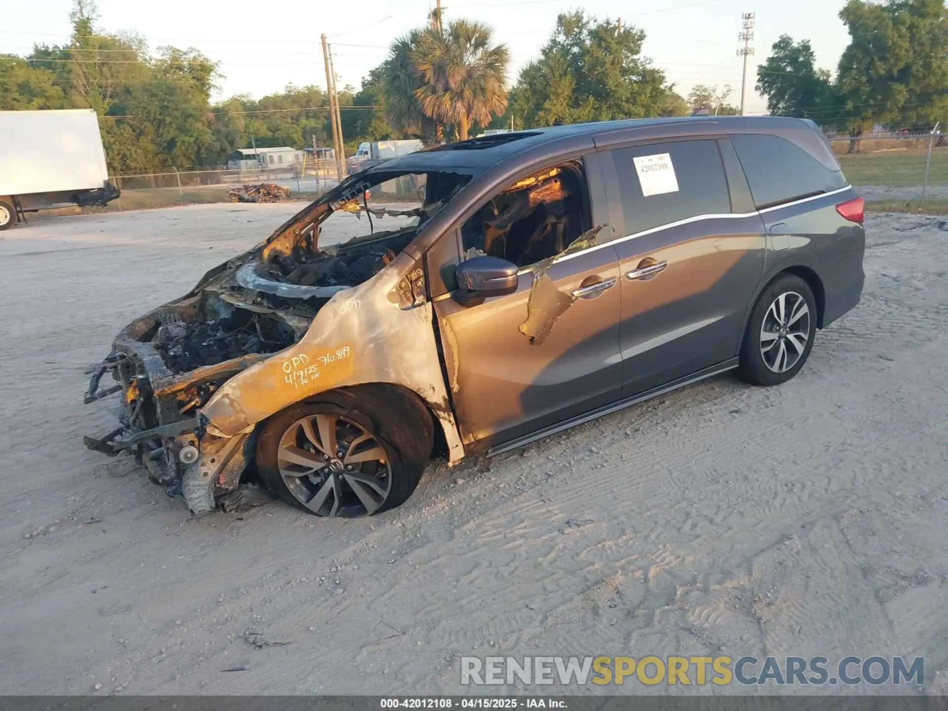 2 fotografías del automóvil dañado 5FNRL6H84PB053582 HONDA ODYSSEY 2023