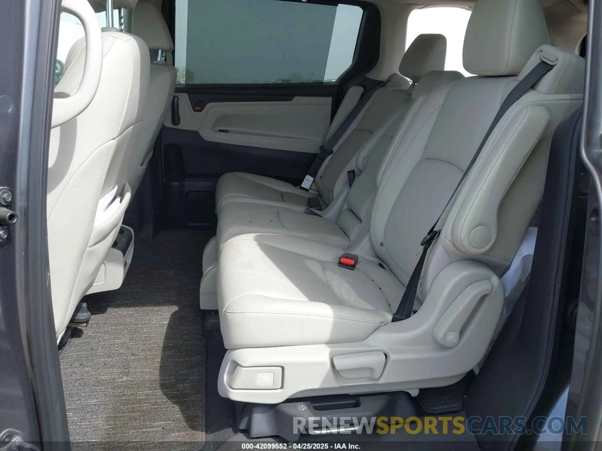8 fotografías del automóvil dañado 5FNRL6H68SB025274 HONDA ODYSSEY 2025