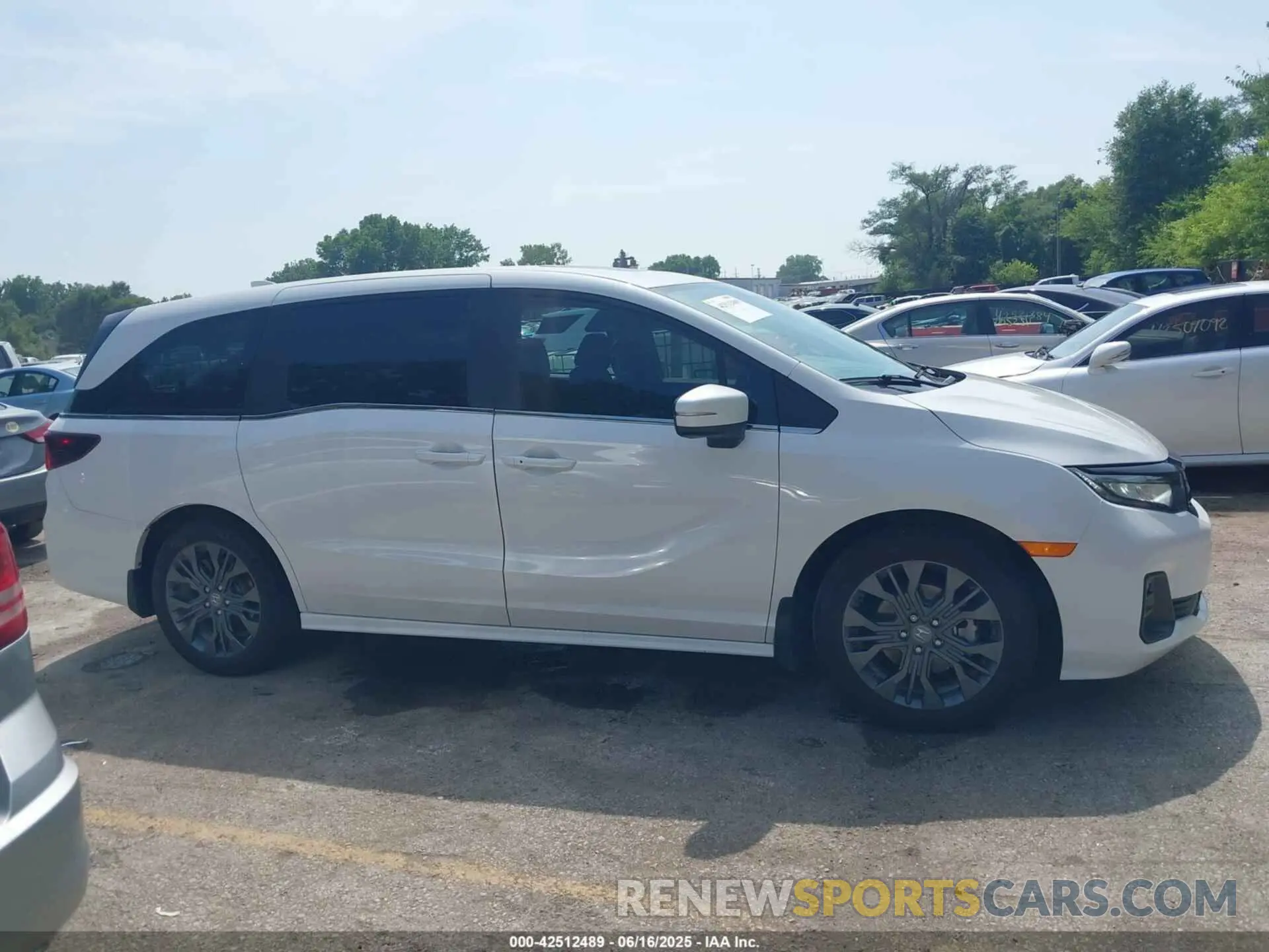 13 fotografías del automóvil dañado 5FNRL6H81SB026140 HONDA ODYSSEY 2025