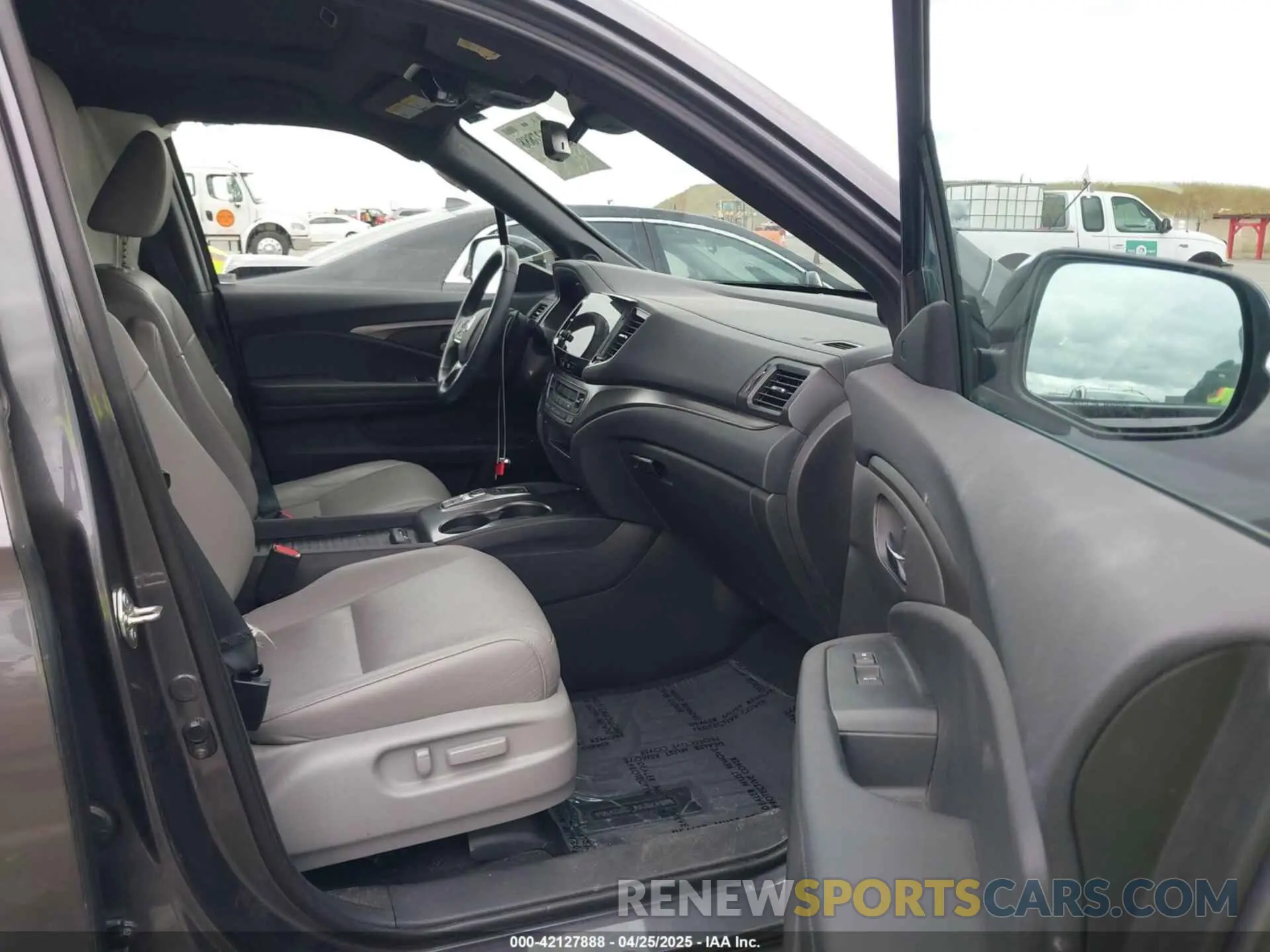 5 fotografías del automóvil dañado 5FNYF7H57LB000657 HONDA PASSPORT 2020