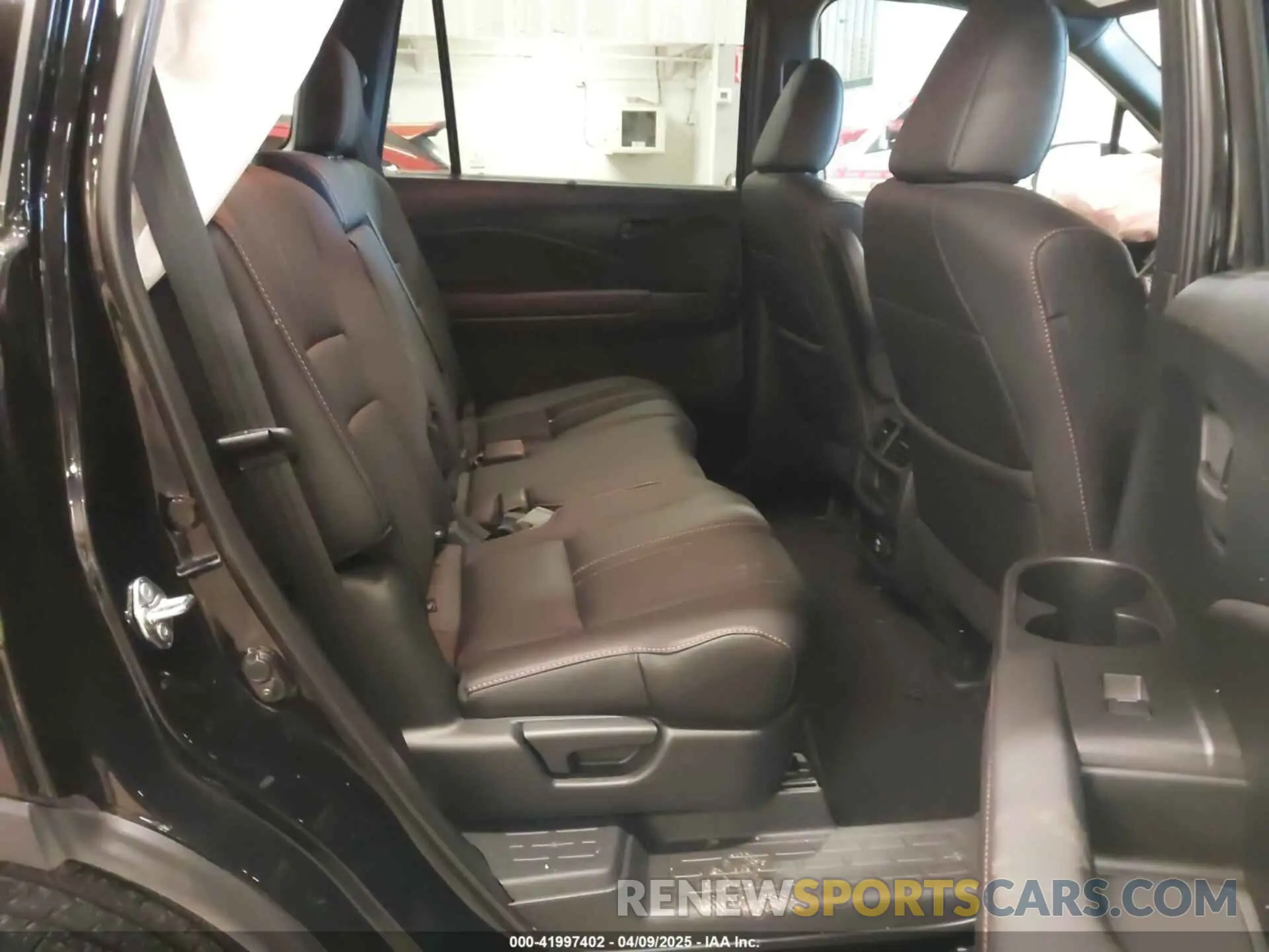 8 fotografías del automóvil dañado 5FNYF8H64PB016819 HONDA PASSPORT 2023