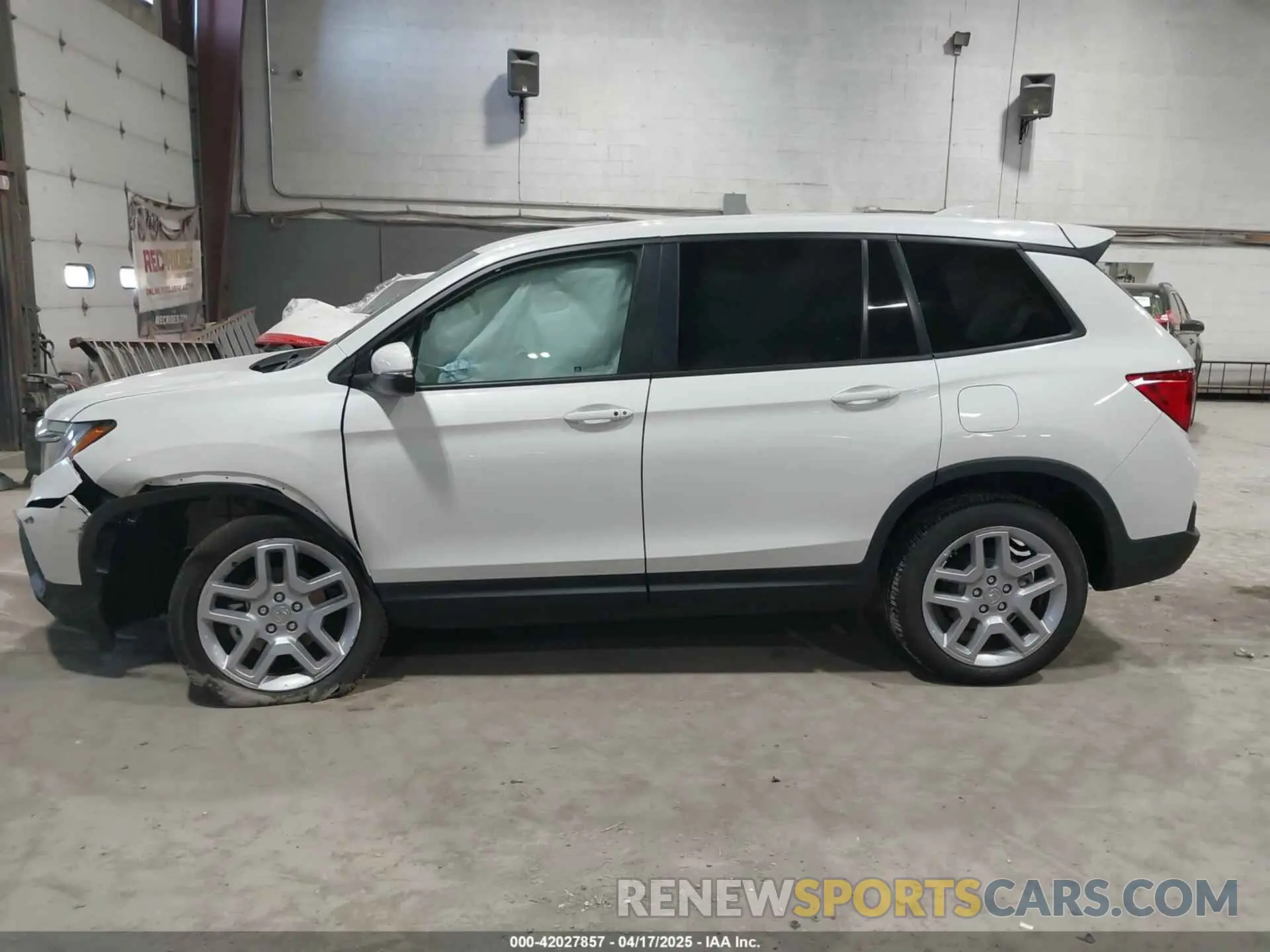 14 fotografías del automóvil dañado 5FNYF8H5XSB017943 HONDA PASSPORT 2025