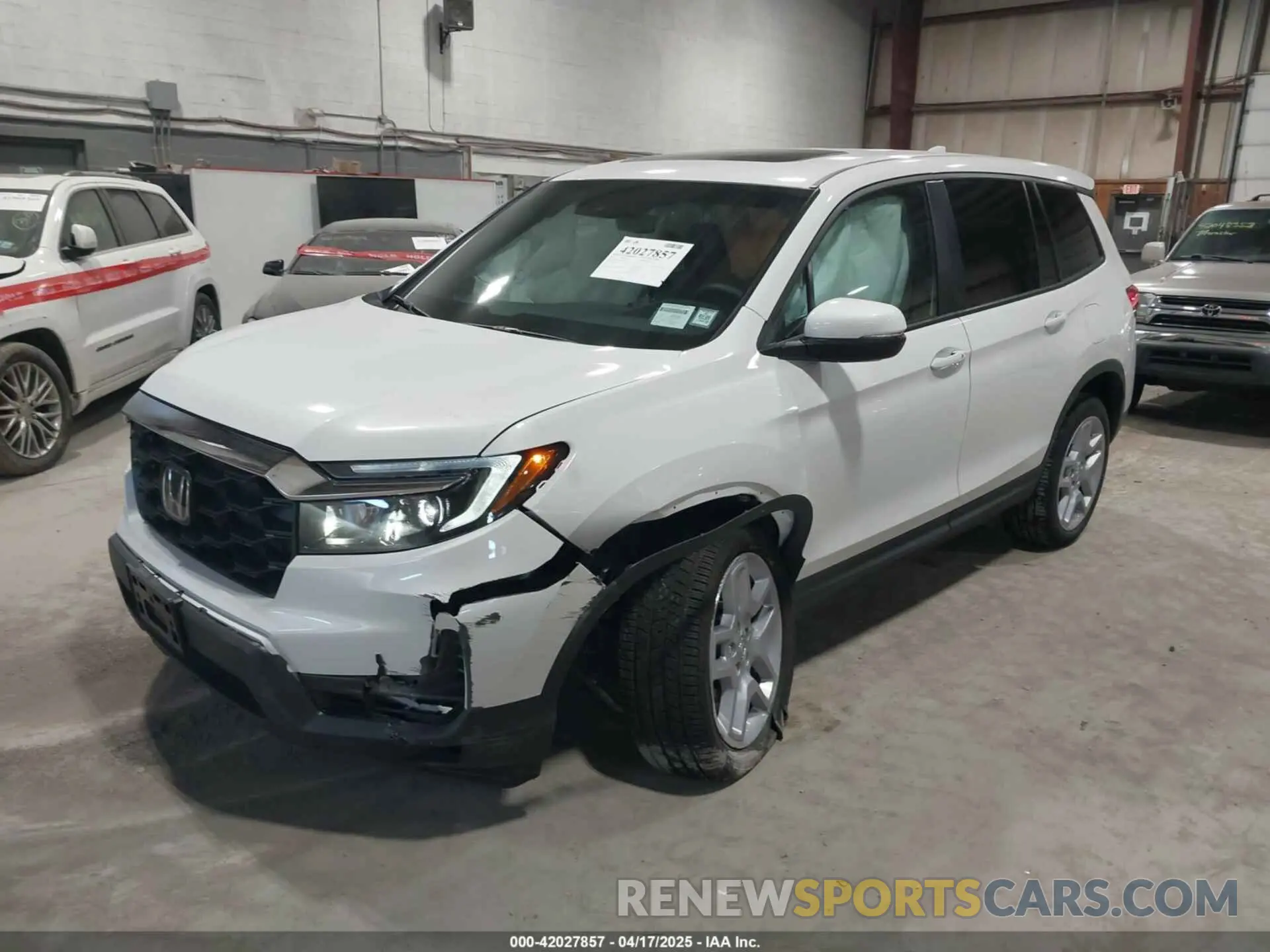 2 fotografías del automóvil dañado 5FNYF8H5XSB017943 HONDA PASSPORT 2025