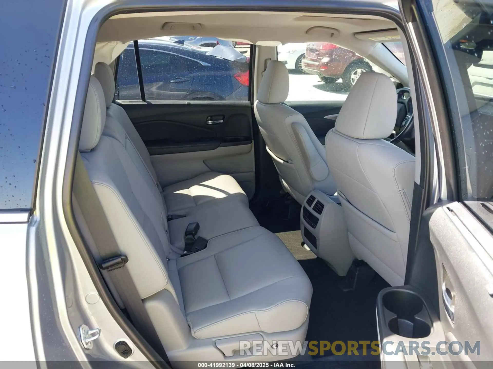 8 fotografías del automóvil dañado 5FNYF5H23NB018960 HONDA PILOT 2022