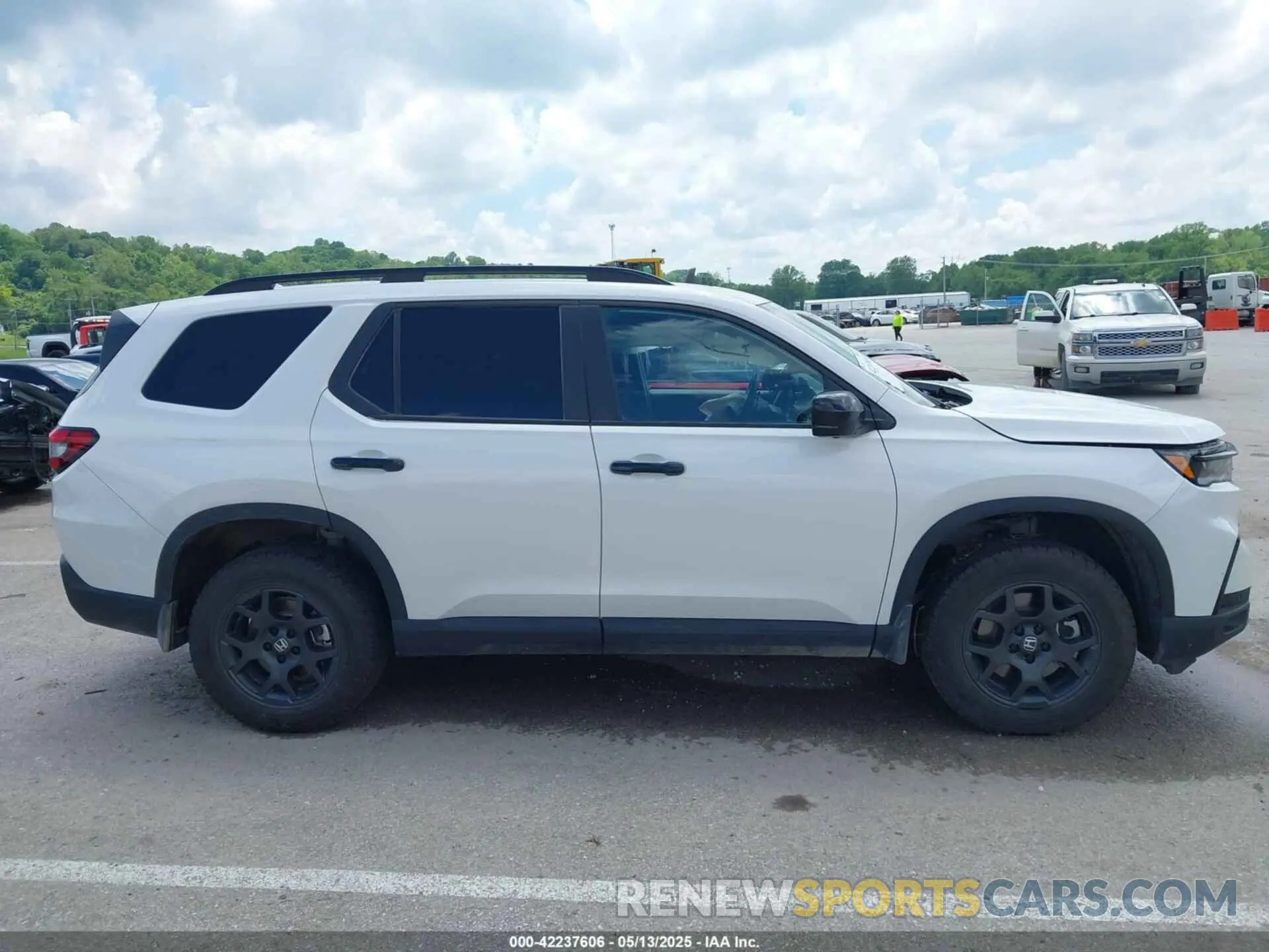 13 fotografías del automóvil dañado 5FNYG1H6XRB004763 HONDA PILOT 2024