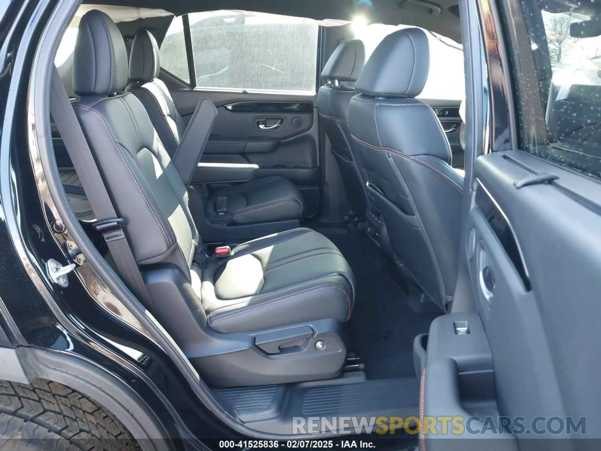 8 fotografías del automóvil dañado 5FNYG1H60SB059342 HONDA PILOT 2025