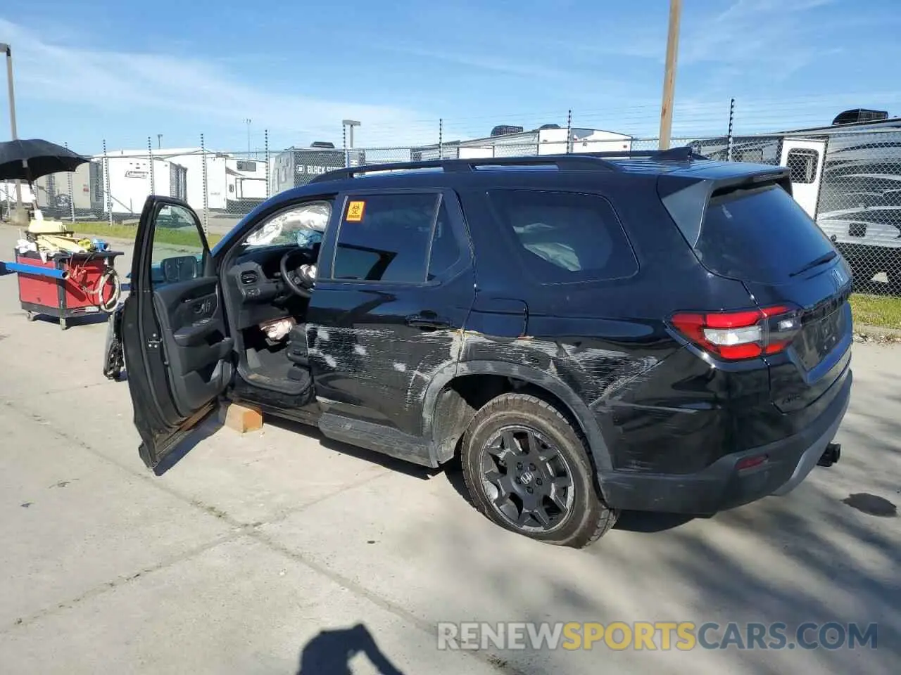 2 fotografías del automóvil dañado 5FNYG1H61SB036233 HONDA PILOT 2025