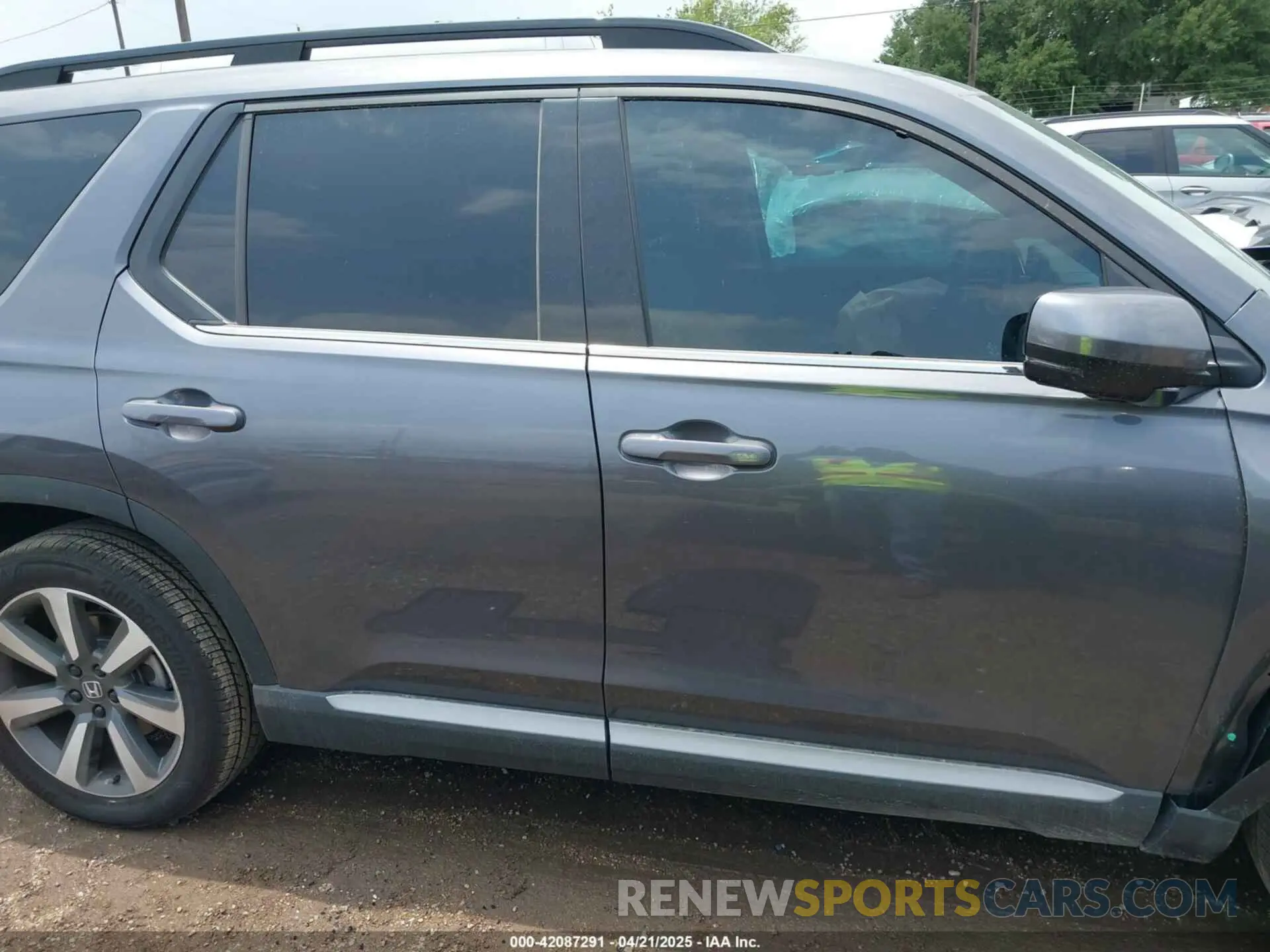 14 fotografías del automóvil dañado 5FNYG1H88SB070302 HONDA PILOT 2025