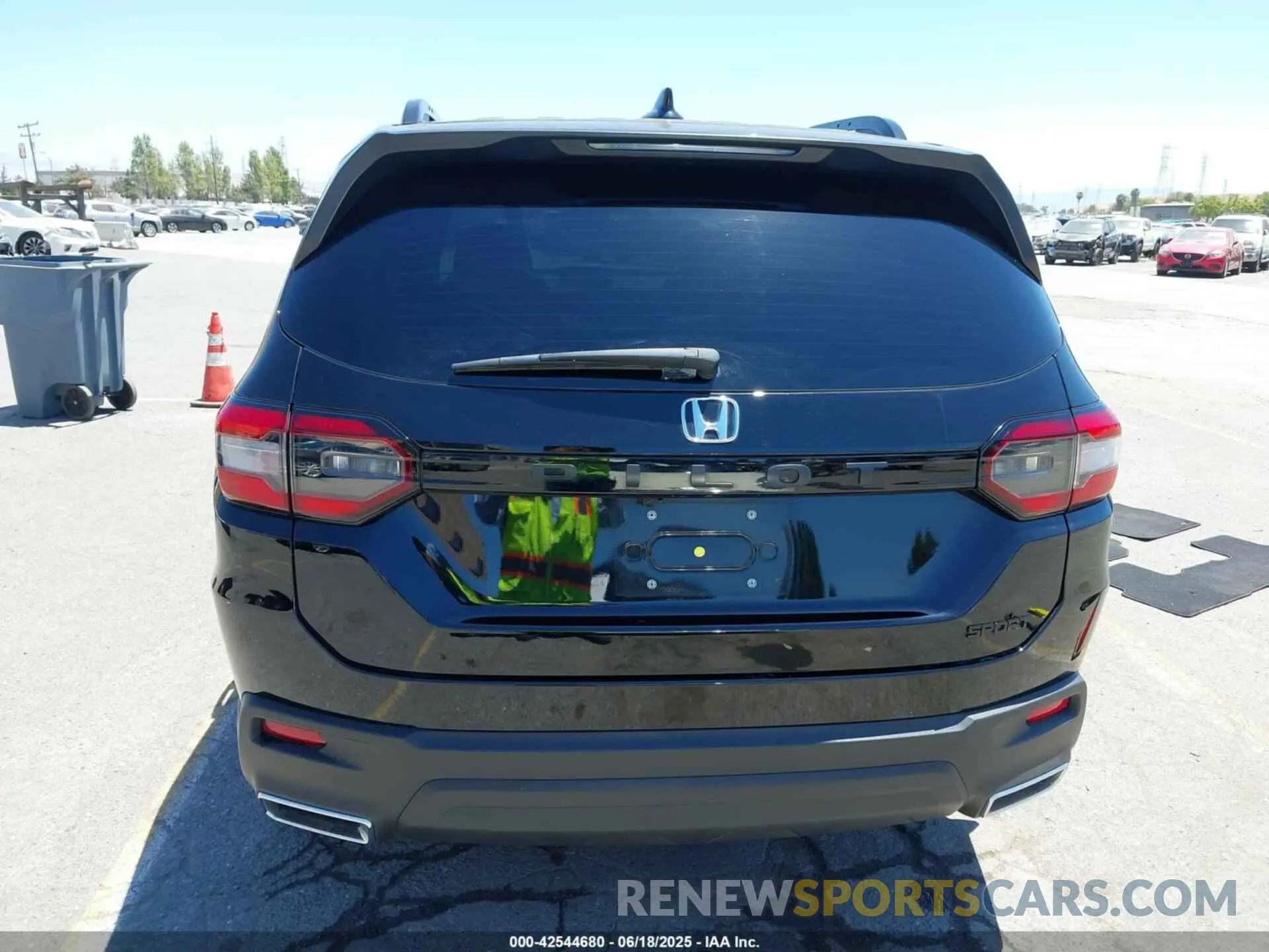 17 fotografías del automóvil dañado 5FNYG2H30SB008046 HONDA PILOT 2025