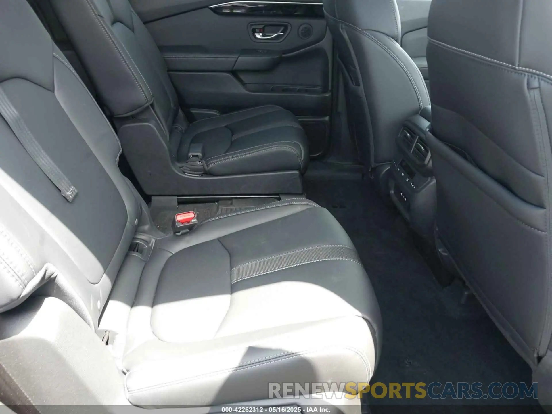 8 fotografías del automóvil dañado 5FNYG2H43SB010172 HONDA PILOT 2025