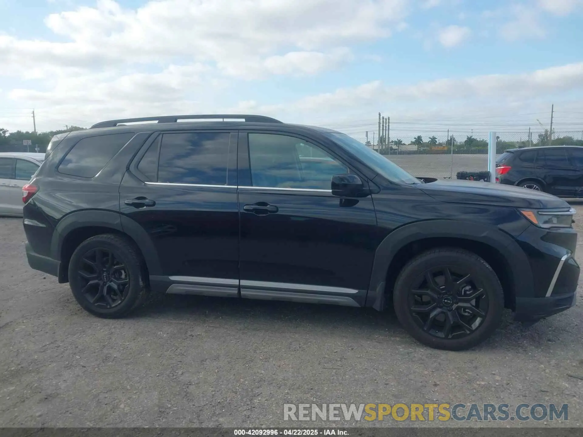 12 fotografías del automóvil dañado 5FNYG2H73SB011882 HONDA PILOT 2025