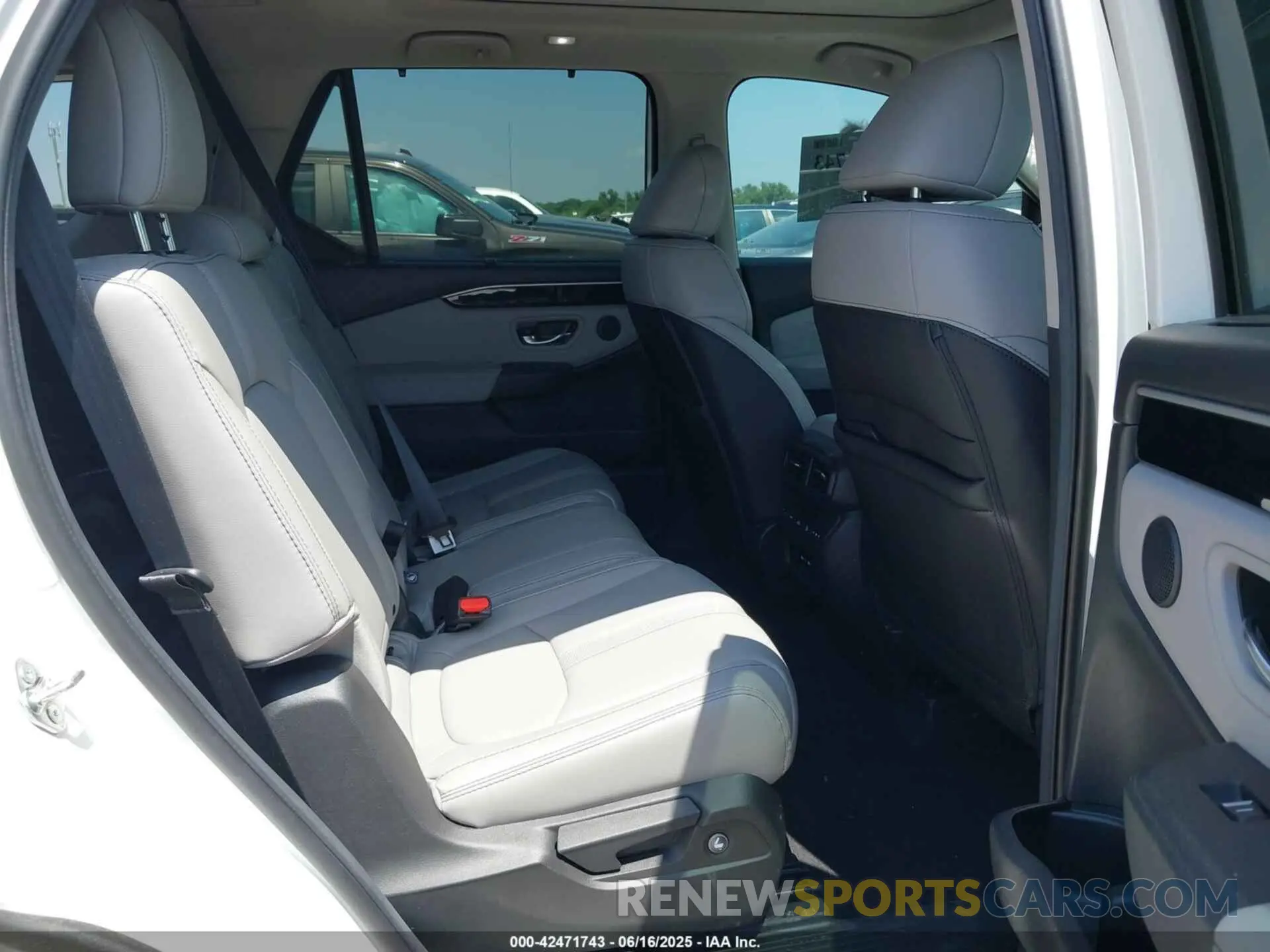 8 fotografías del automóvil dañado 5FNYG2H76SB030457 HONDA PILOT 2025