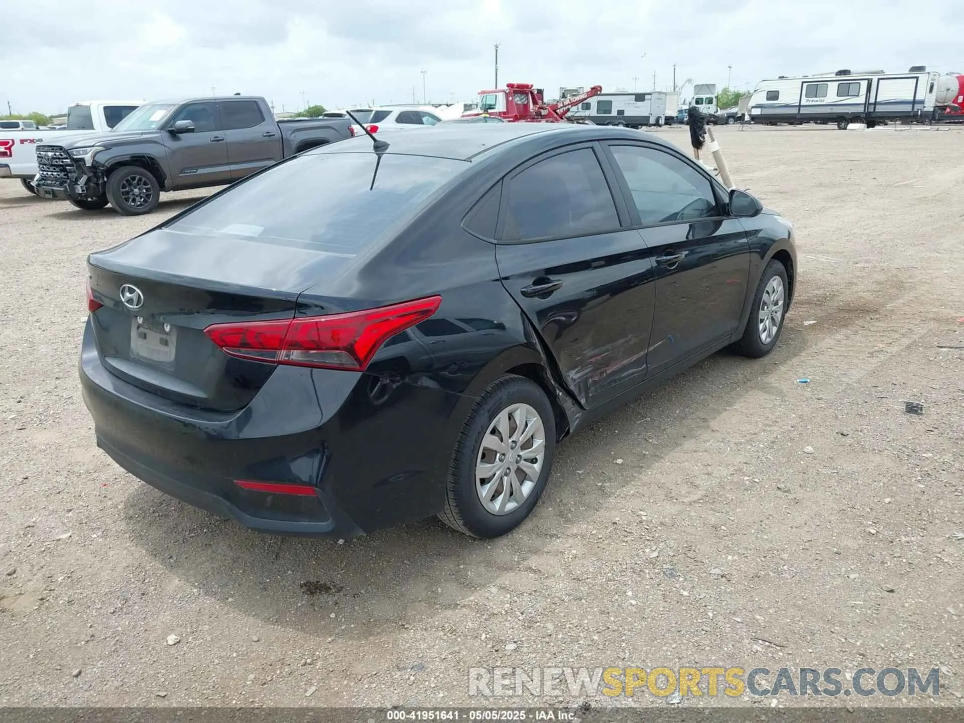 4 fotografías del automóvil dañado 3KPC24A30KE051161 HYUNDAI ACCENT 2019
