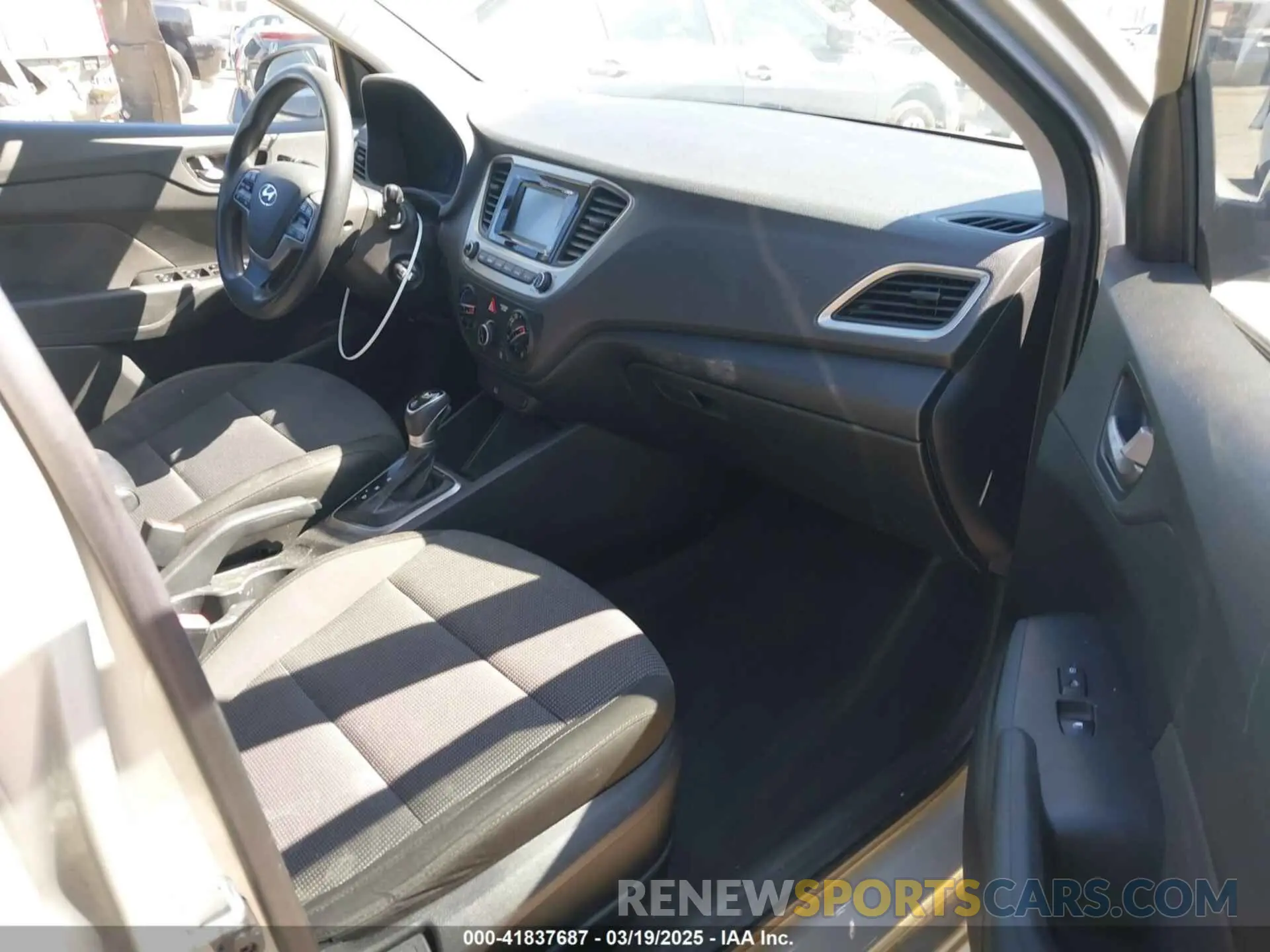 5 fotografías del automóvil dañado 3KPC24A37KE087123 HYUNDAI ACCENT 2019