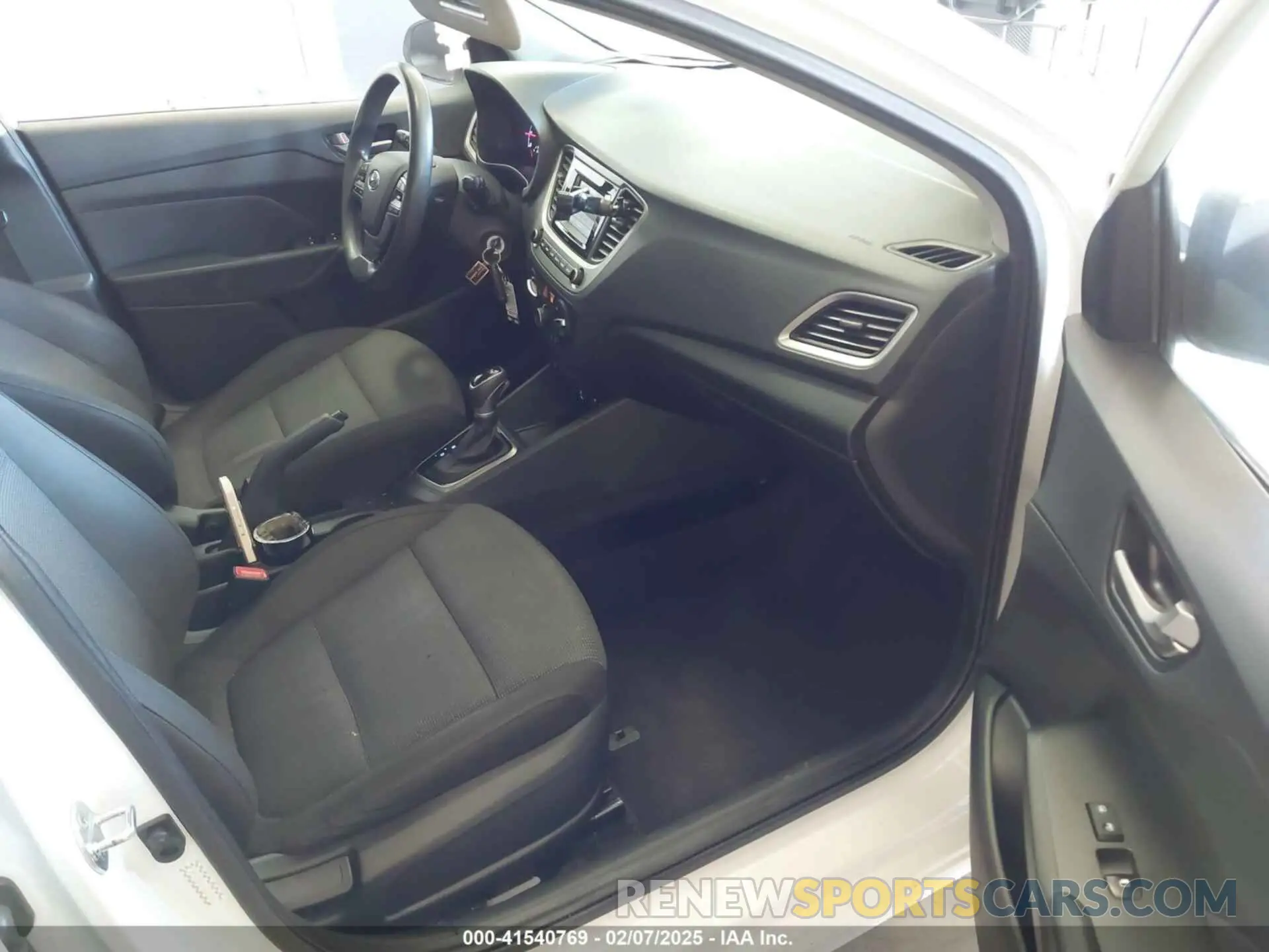 5 fotografías del automóvil dañado 3KPC24A6XLE103892 HYUNDAI ACCENT 2020