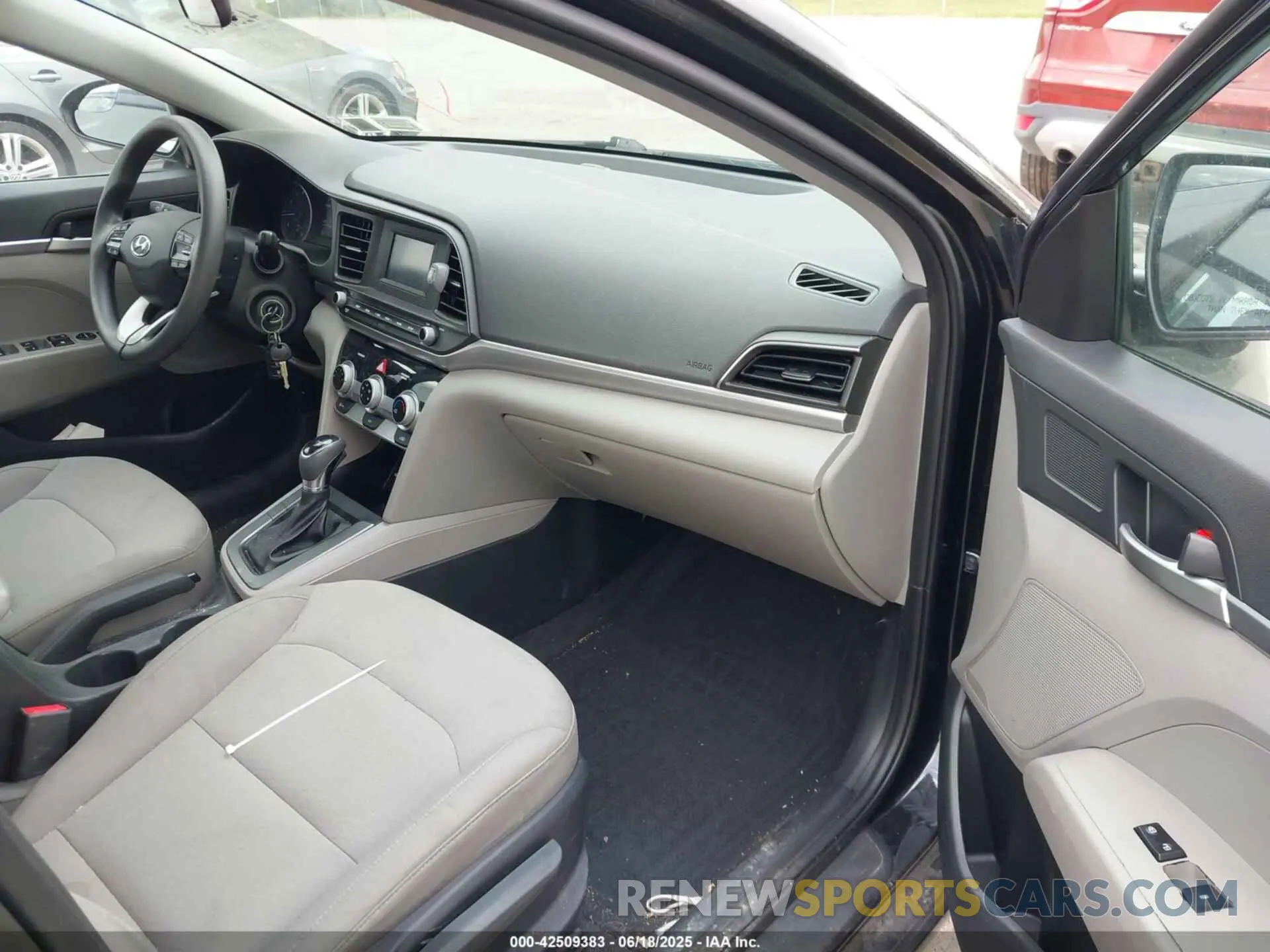 5 fotografías del automóvil dañado 5NPD74LF2KH490855 HYUNDAI ELANTRA 2019