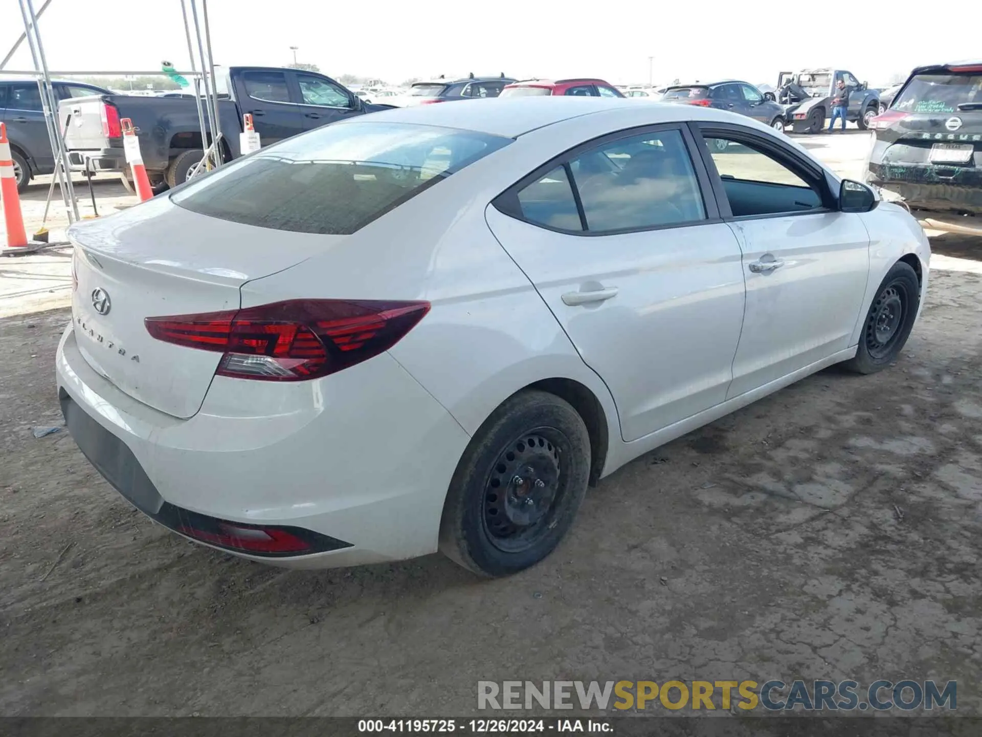4 fotografías del automóvil dañado 5NPD74LF8KH439893 HYUNDAI ELANTRA 2019