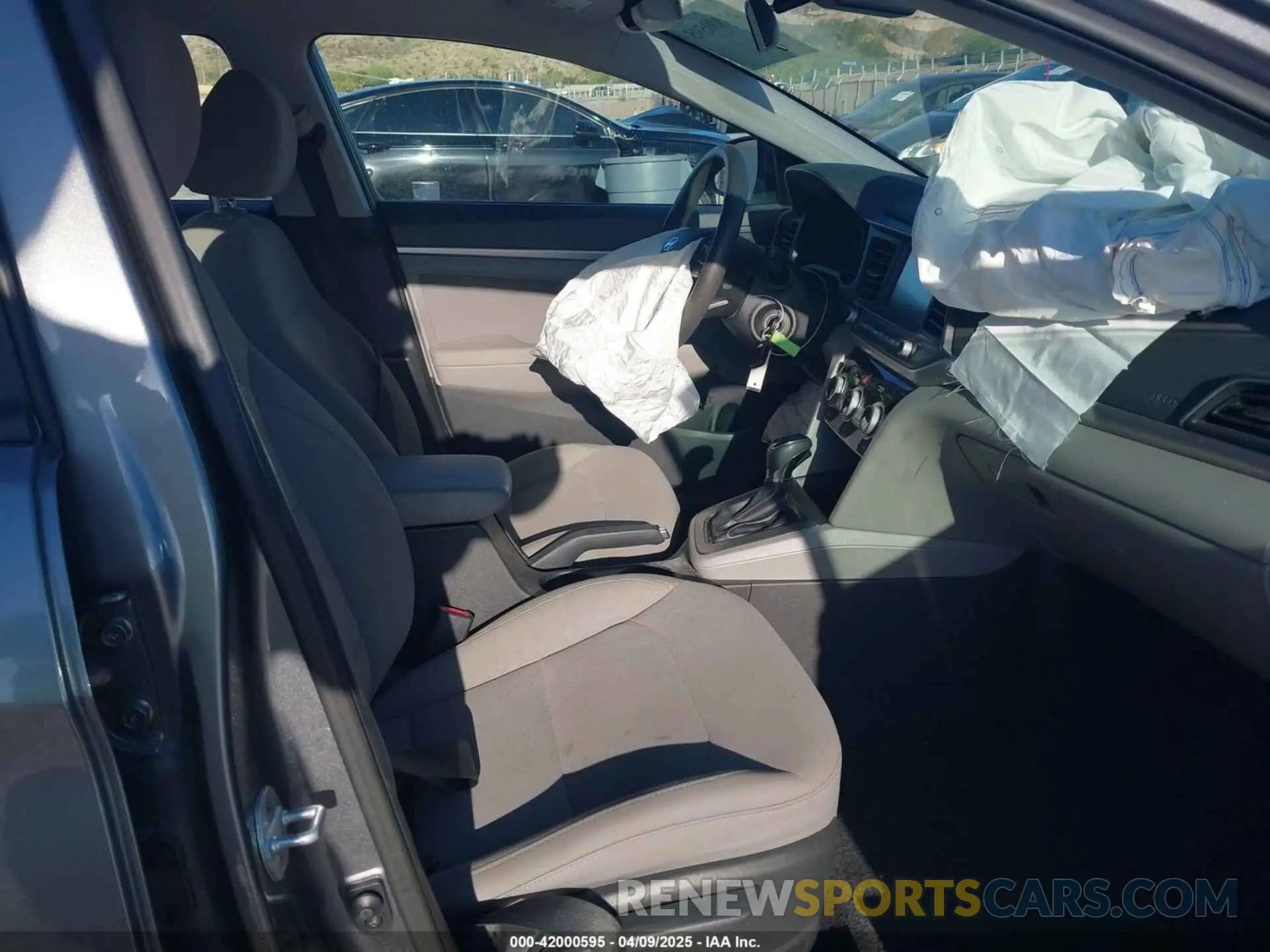 5 fotografías del automóvil dañado 5NPD84LF0KH422566 HYUNDAI ELANTRA 2019