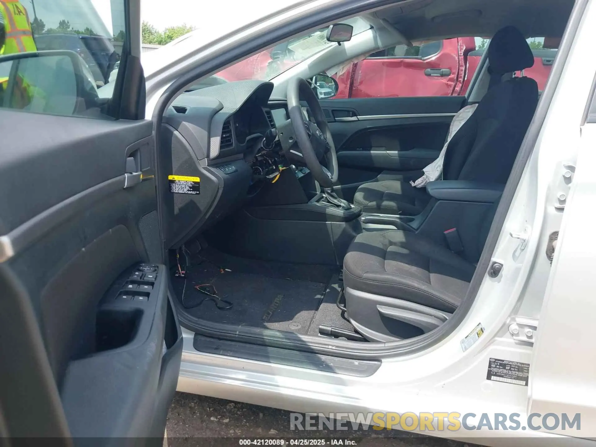 5 fotografías del automóvil dañado 5NPD84LF2KH425047 HYUNDAI ELANTRA 2019