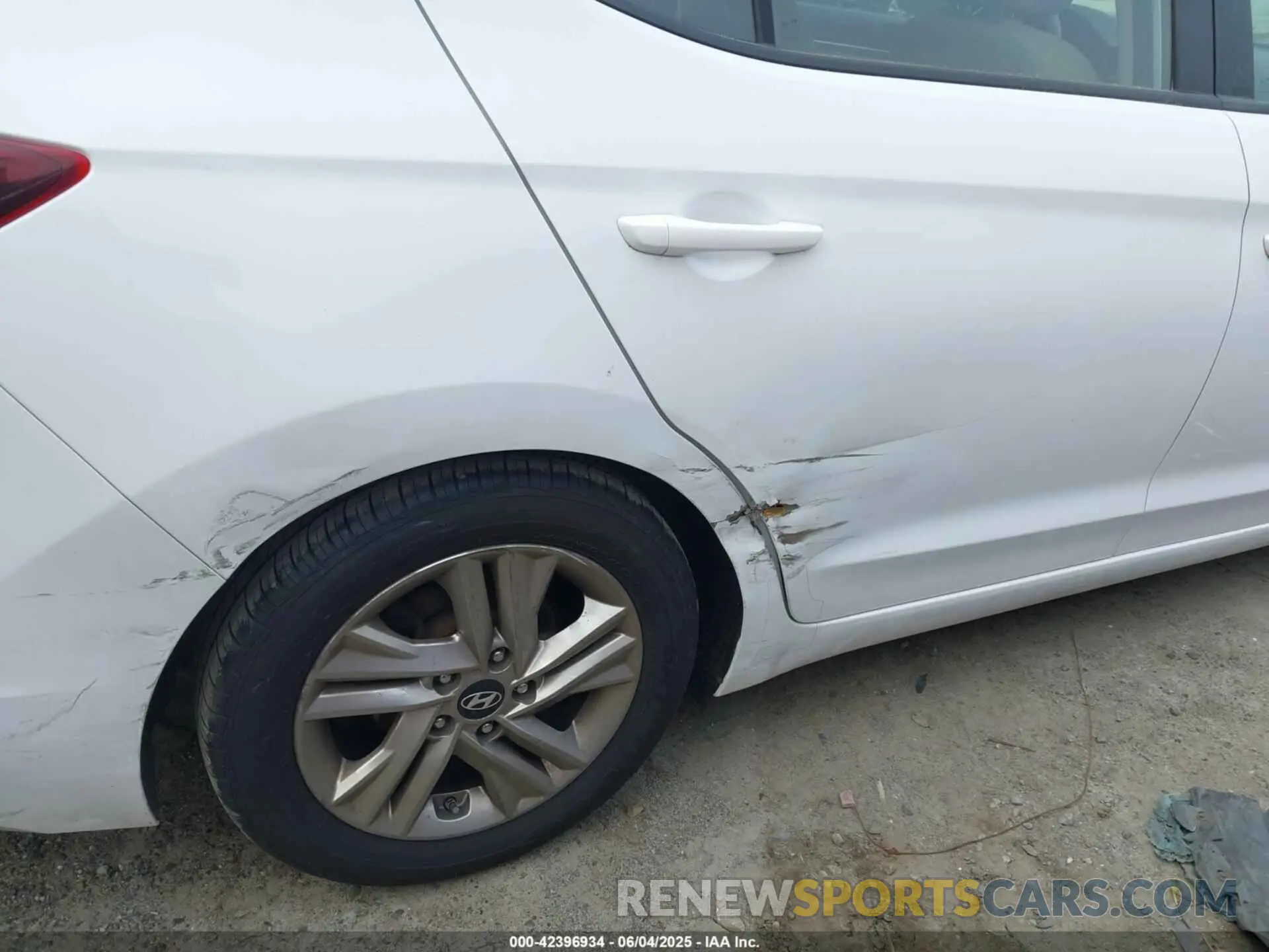 17 fotografías del automóvil dañado 5NPD84LF7KH423018 HYUNDAI ELANTRA 2019