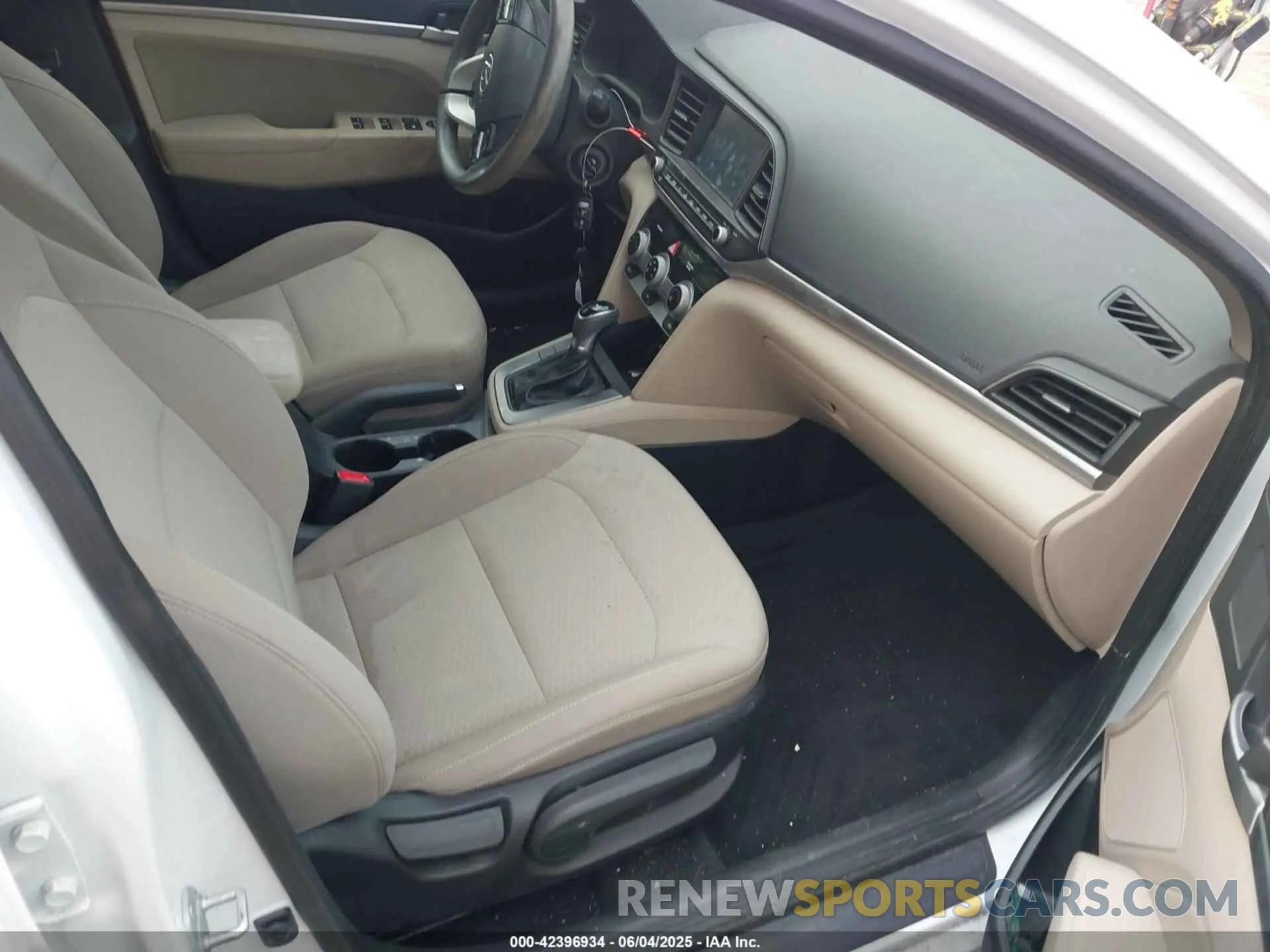 5 fotografías del automóvil dañado 5NPD84LF7KH423018 HYUNDAI ELANTRA 2019