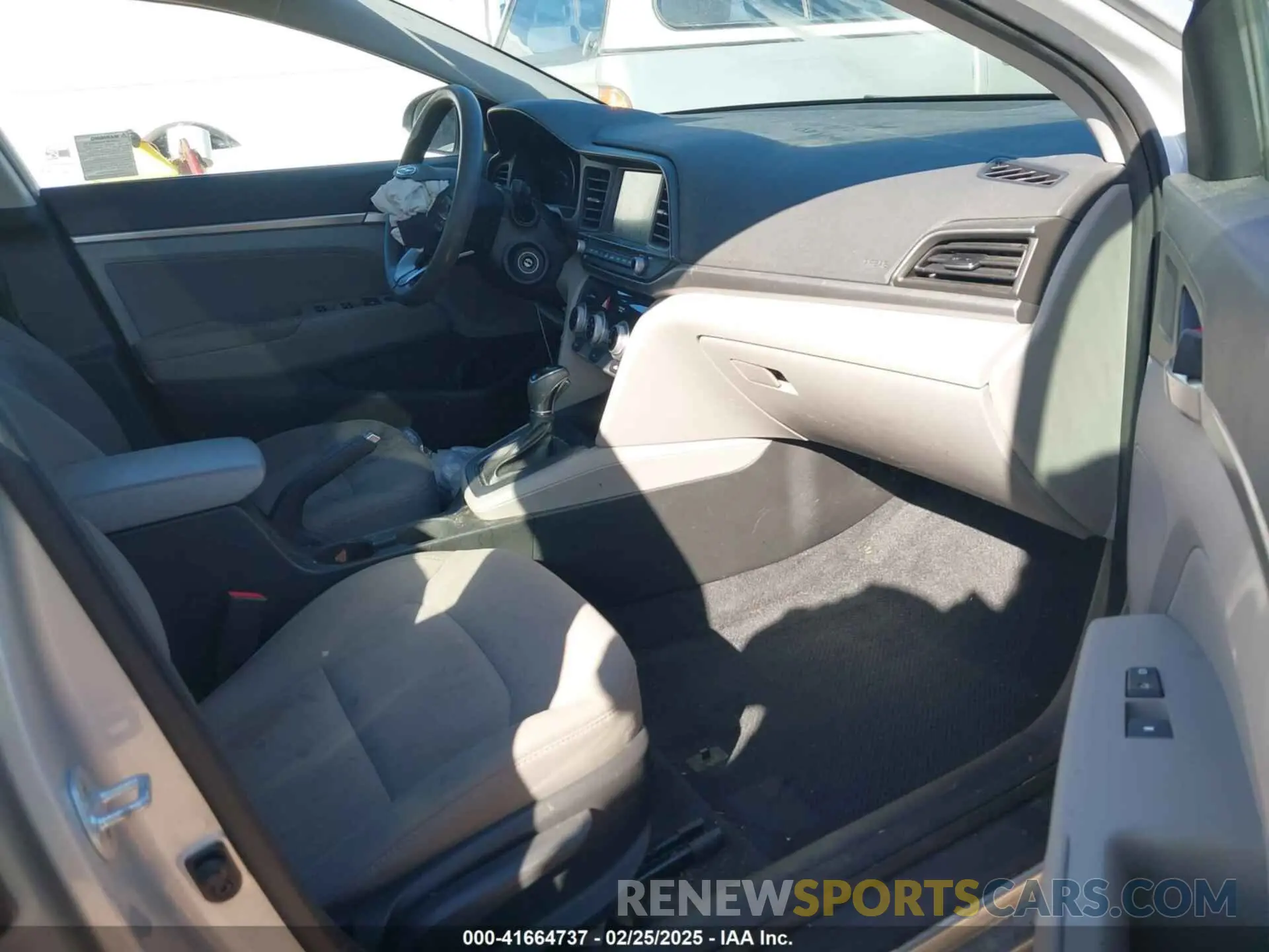 5 fotografías del automóvil dañado 5NPD84LFXKH477039 HYUNDAI ELANTRA 2019