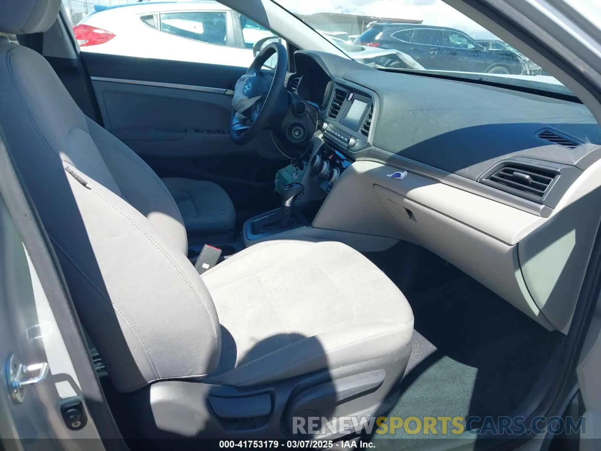 5 fotografías del automóvil dañado KMHD74LF1KU757033 HYUNDAI ELANTRA 2019