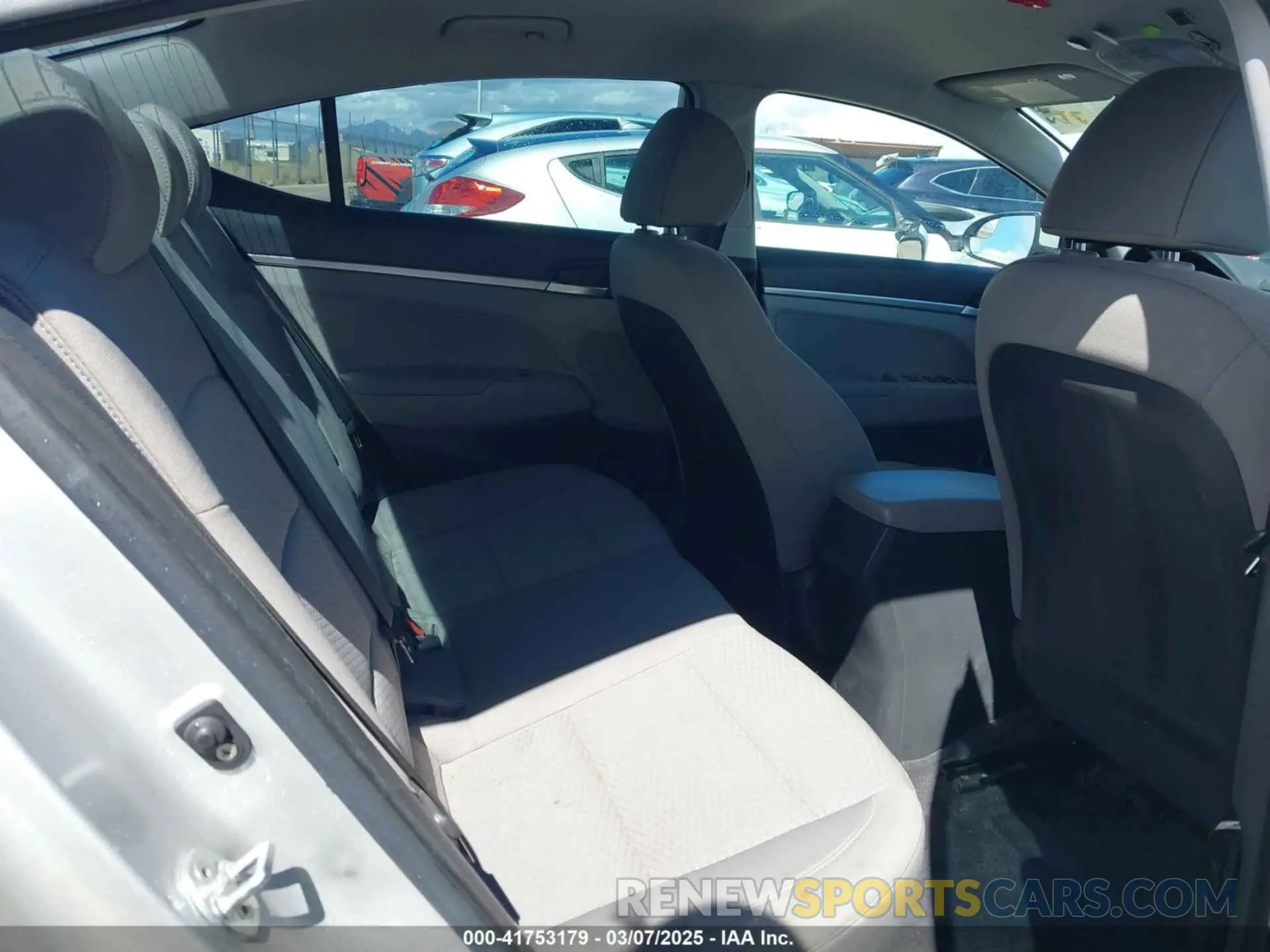 8 fotografías del automóvil dañado KMHD74LF1KU757033 HYUNDAI ELANTRA 2019