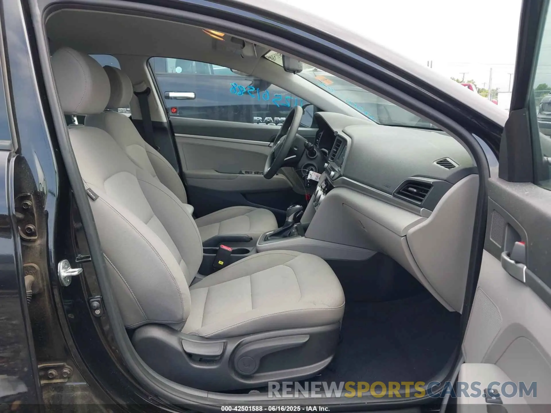 5 fotografías del automóvil dañado KMHD74LF1KU775497 HYUNDAI ELANTRA 2019