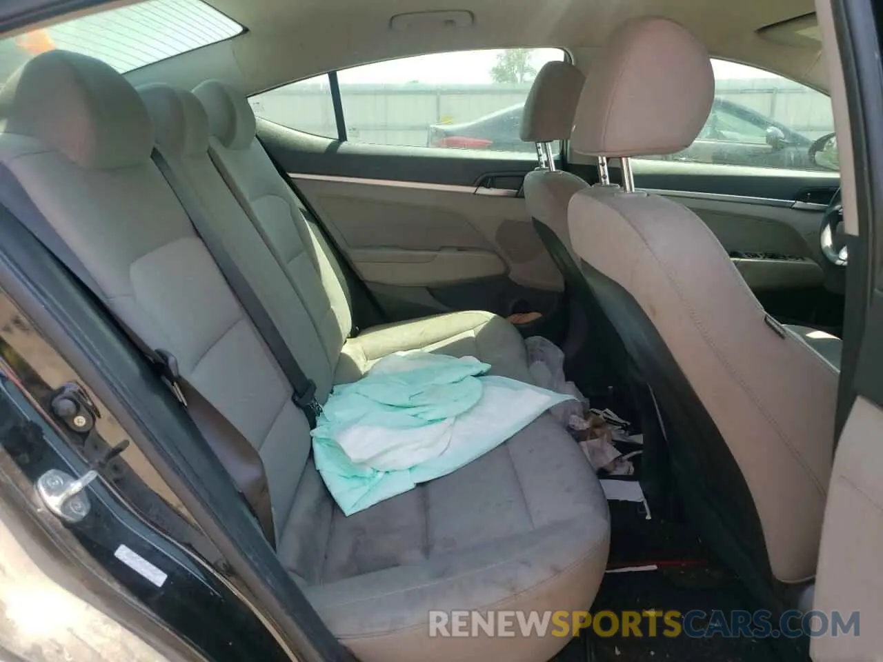 10 fotografías del automóvil dañado KMHD74LF4KU779401 HYUNDAI ELANTRA 2019