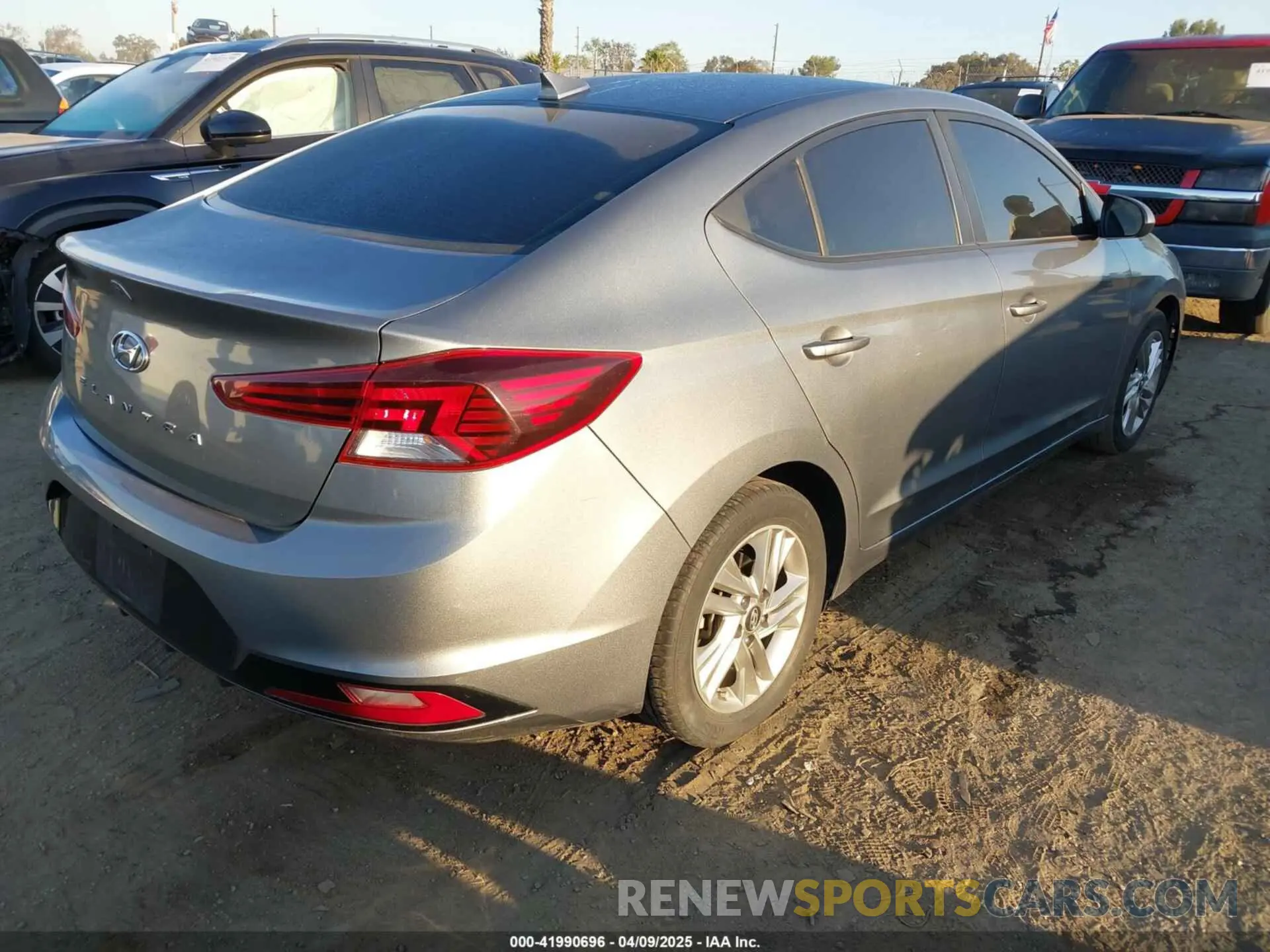 4 fotografías del automóvil dañado KMHD84LF1KU761595 HYUNDAI ELANTRA 2019