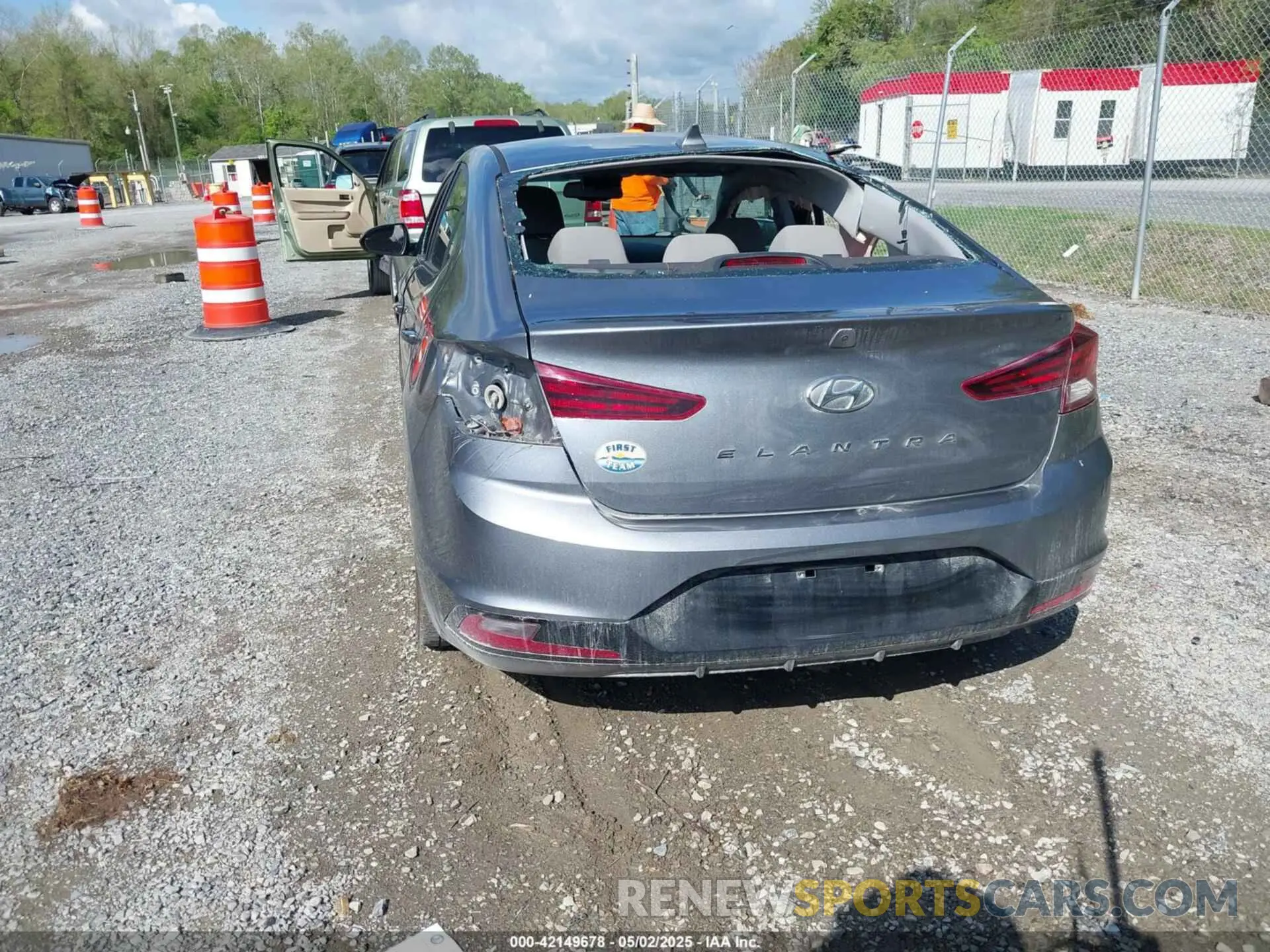 16 fotografías del automóvil dañado KMHD84LF1KU818927 HYUNDAI ELANTRA 2019
