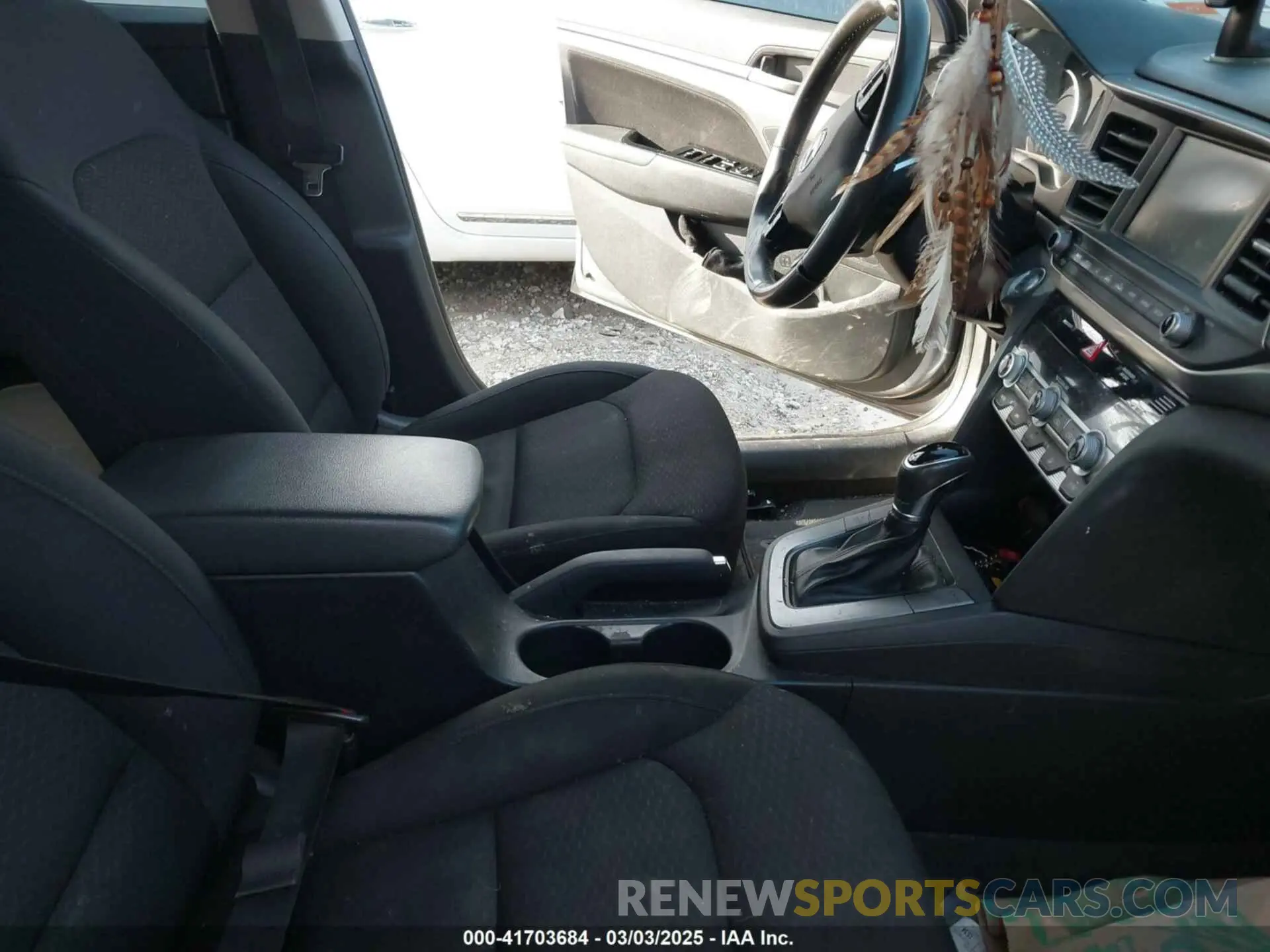 5 fotografías del automóvil dañado KMHD84LF2KU823697 HYUNDAI ELANTRA 2019
