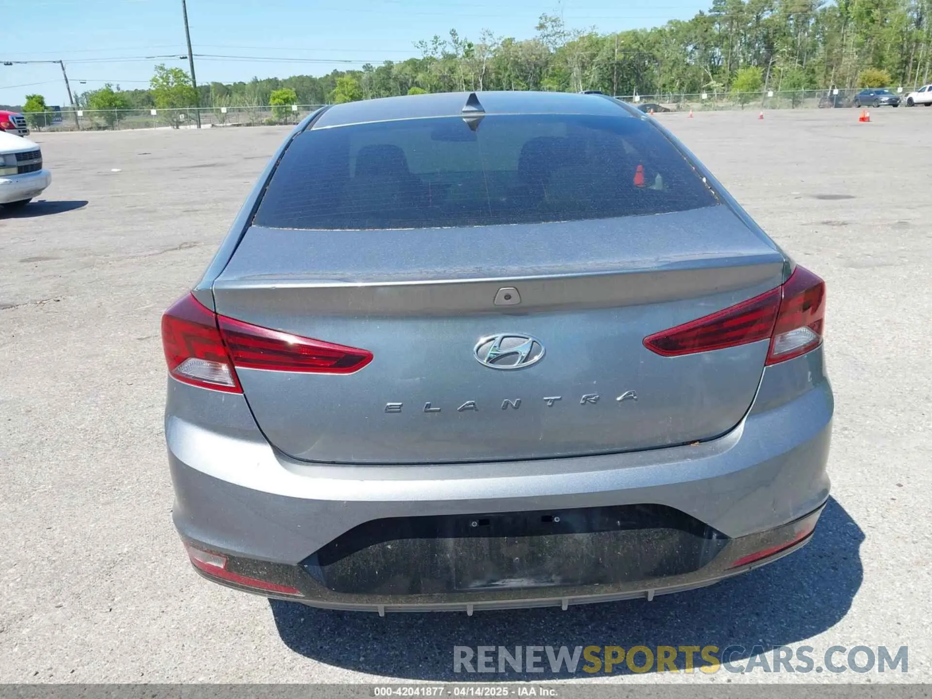 15 fotografías del automóvil dañado KMHD84LF3KU768726 HYUNDAI ELANTRA 2019
