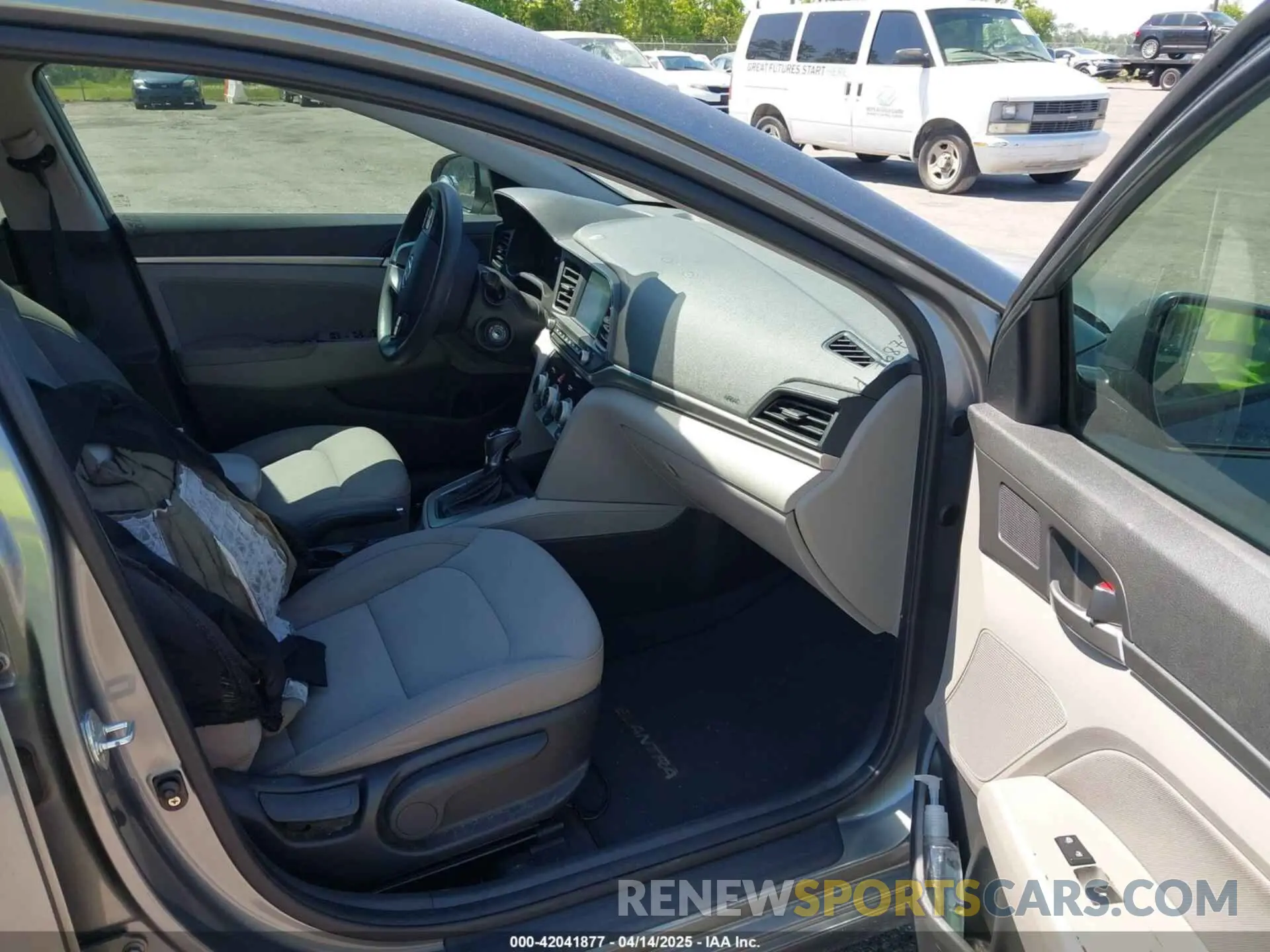 5 fotografías del automóvil dañado KMHD84LF3KU768726 HYUNDAI ELANTRA 2019