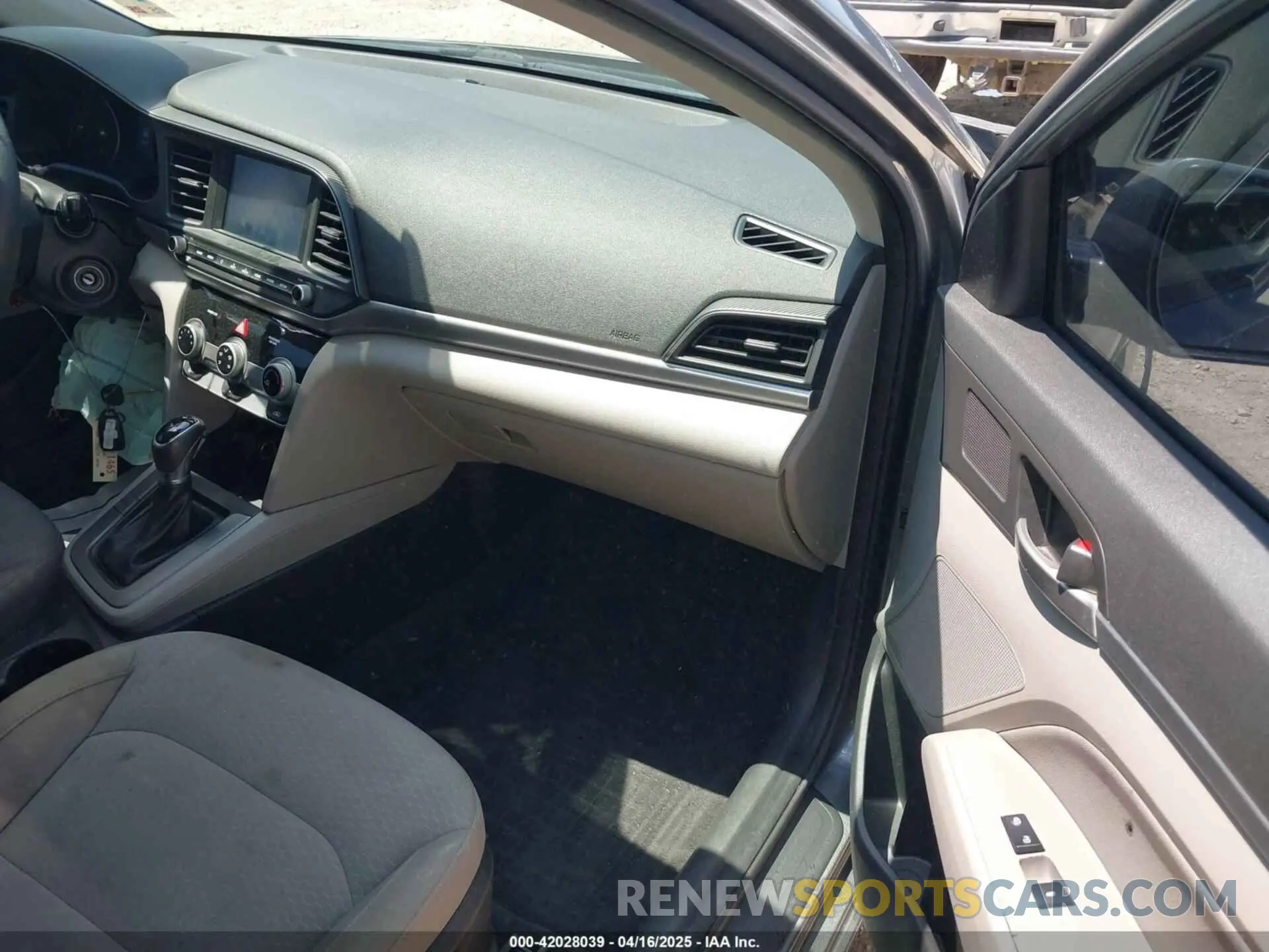 5 fotografías del automóvil dañado KMHD84LF4KU749229 HYUNDAI ELANTRA 2019