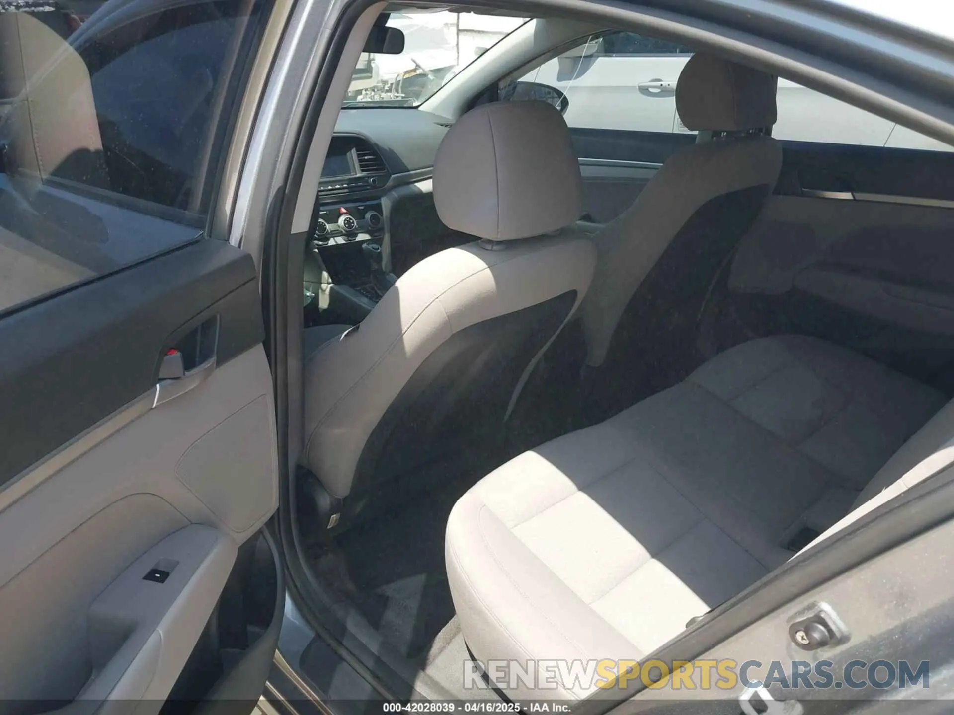 8 fotografías del automóvil dañado KMHD84LF4KU749229 HYUNDAI ELANTRA 2019