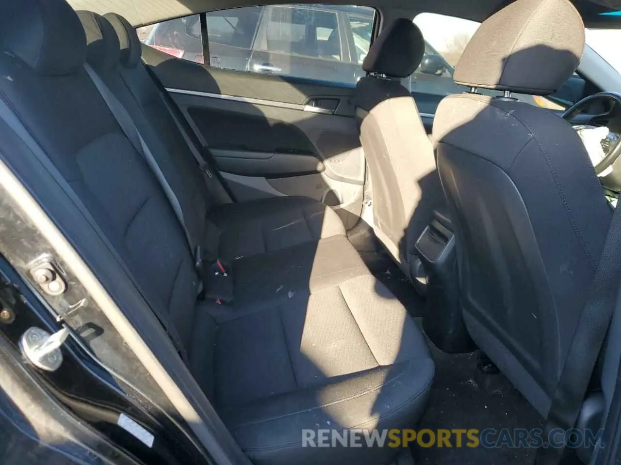 10 fotografías del automóvil dañado KMHD84LF4KU810045 HYUNDAI ELANTRA 2019