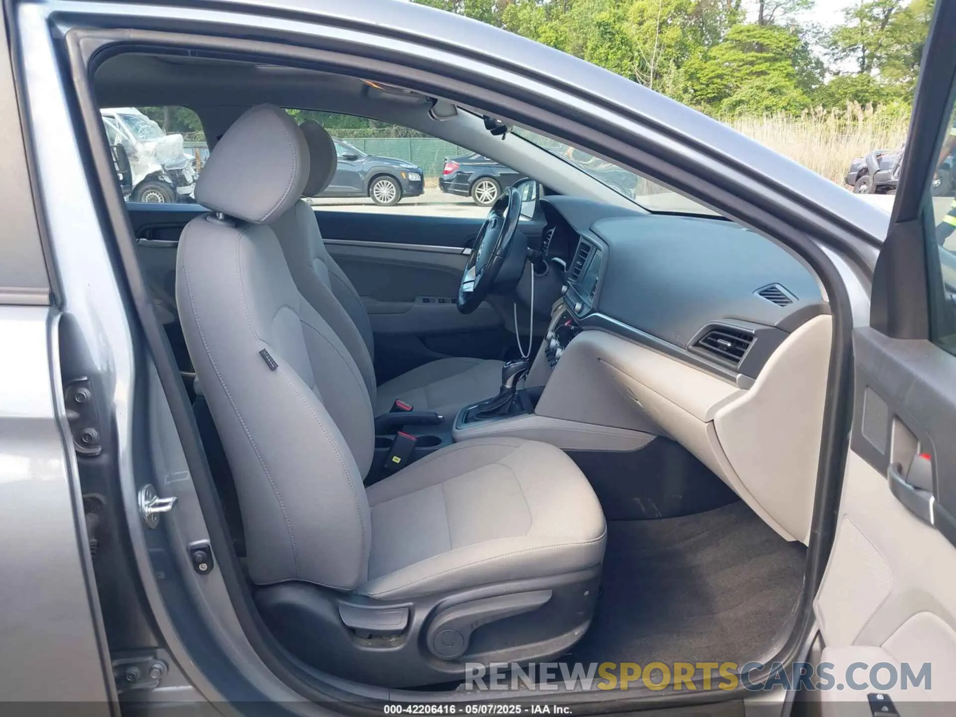 5 fotografías del automóvil dañado KMHD84LF4KU816525 HYUNDAI ELANTRA 2019