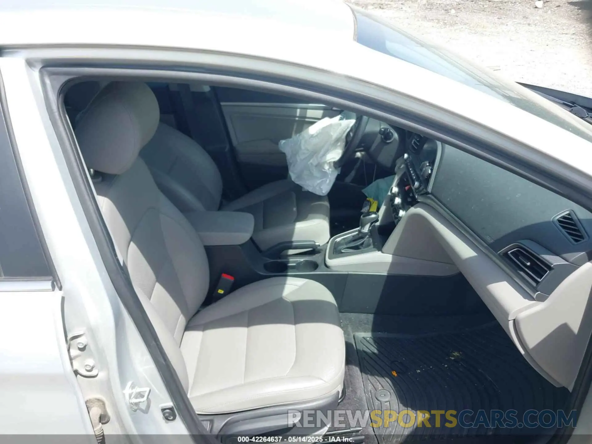 5 fotografías del automóvil dañado KMHD84LF4KU864915 HYUNDAI ELANTRA 2019