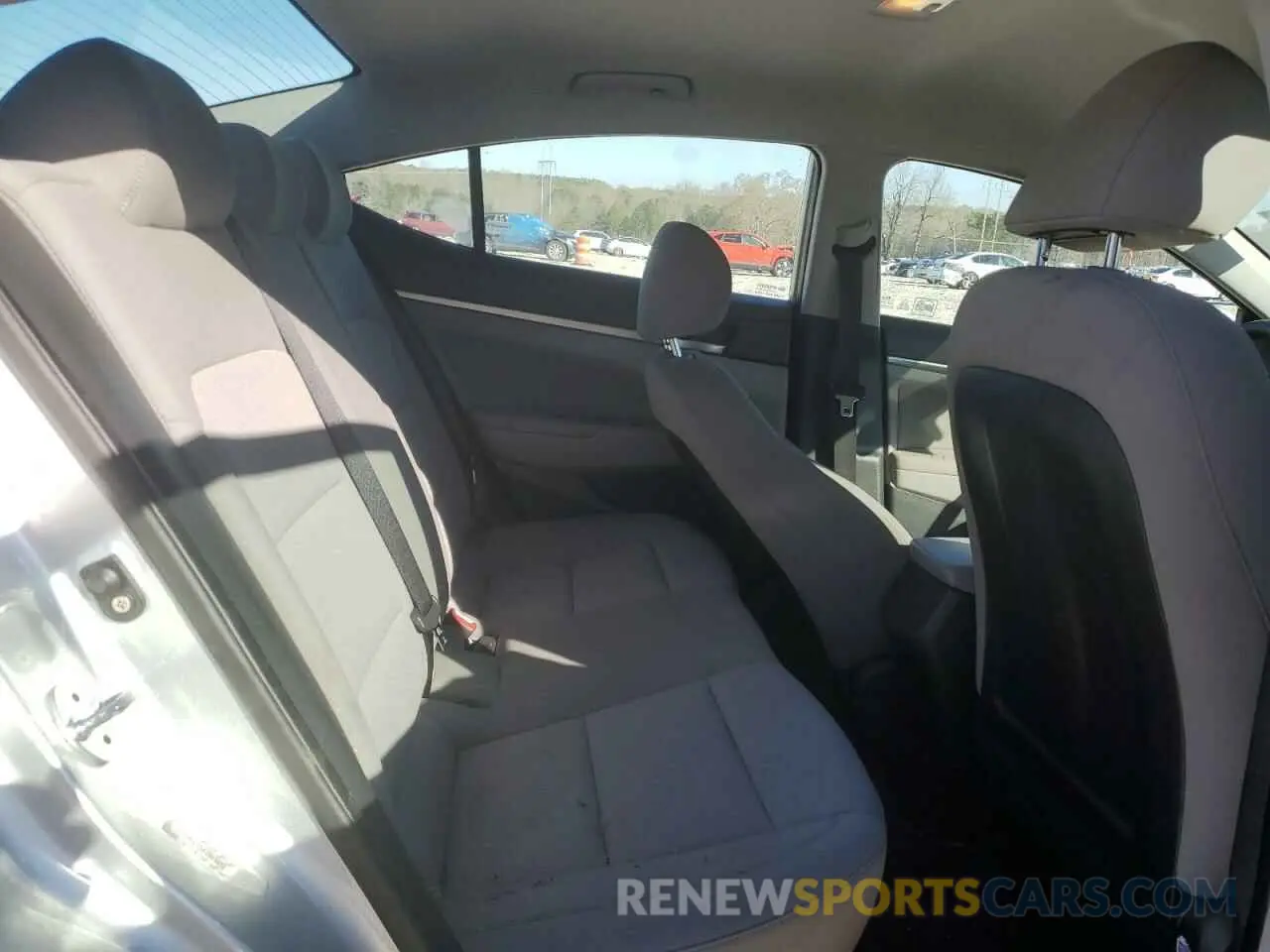10 fotografías del automóvil dañado KMHD84LF5KU809082 HYUNDAI ELANTRA 2019