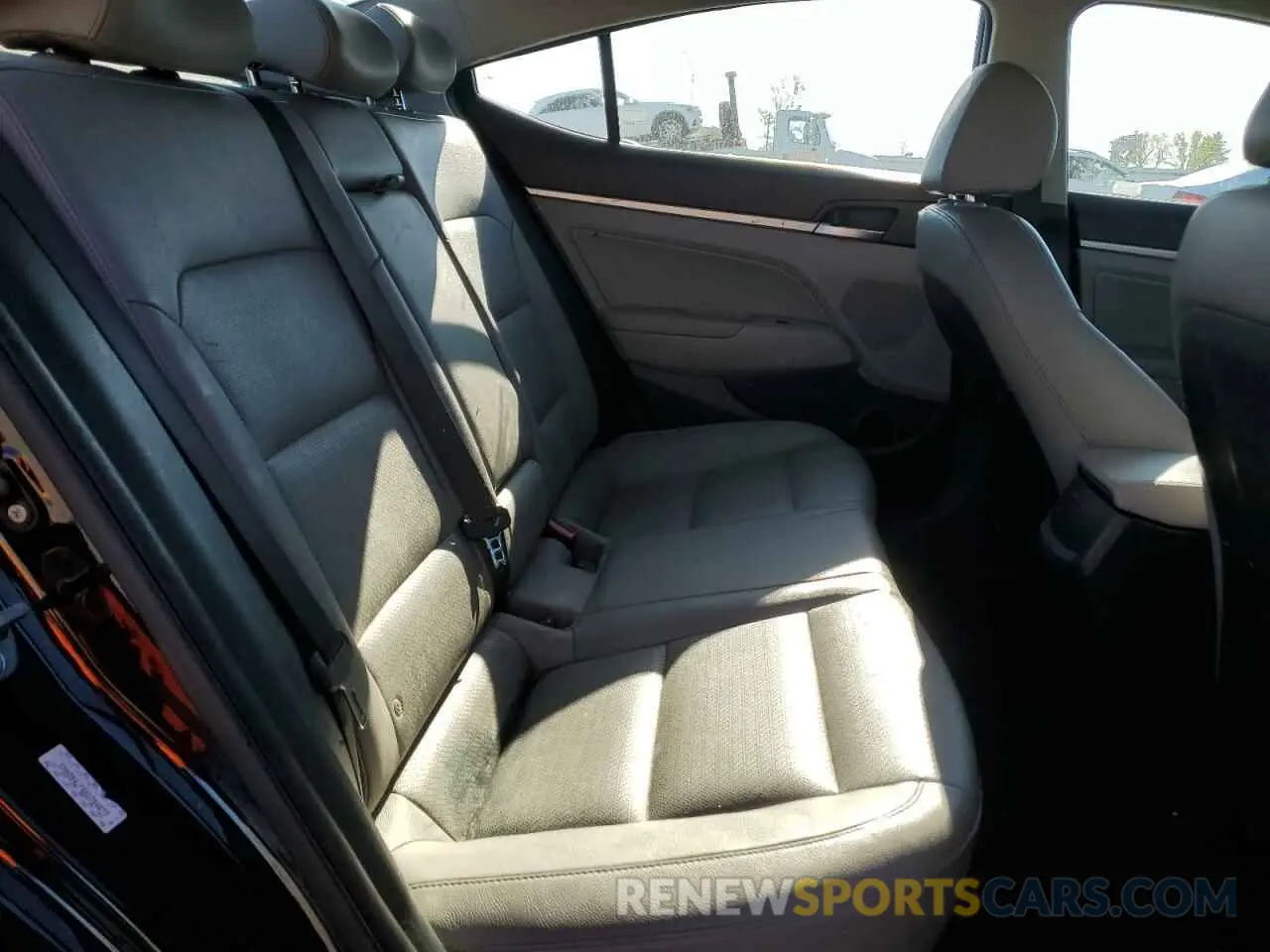 10 fotografías del automóvil dañado KMHD84LF6KU784077 HYUNDAI ELANTRA 2019