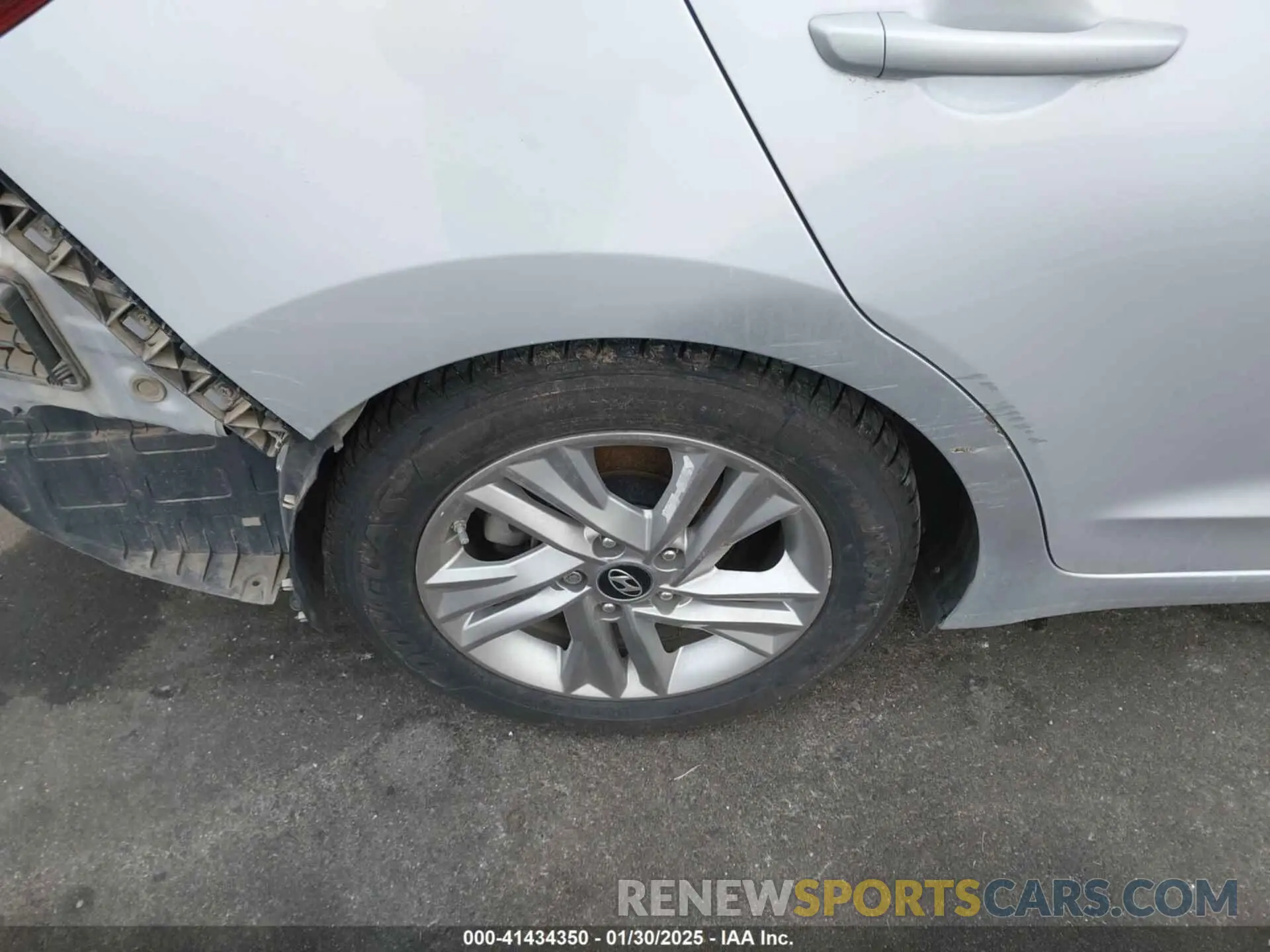 19 fotografías del automóvil dañado KMHD84LF7KU773329 HYUNDAI ELANTRA 2019