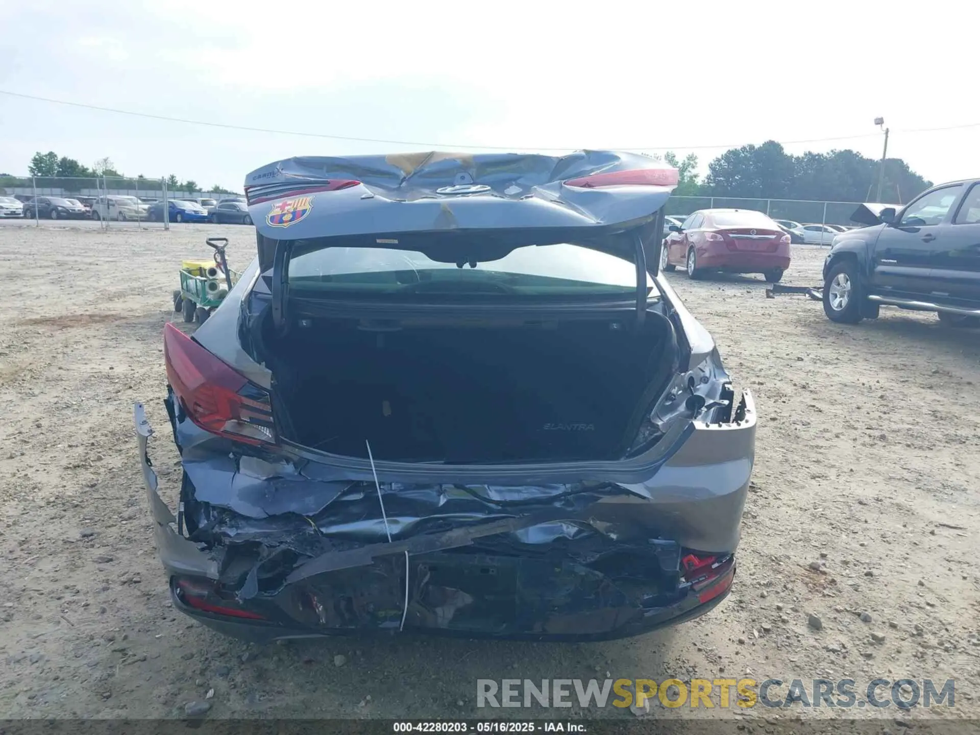 17 fotografías del automóvil dañado KMHD84LF8KU862732 HYUNDAI ELANTRA 2019