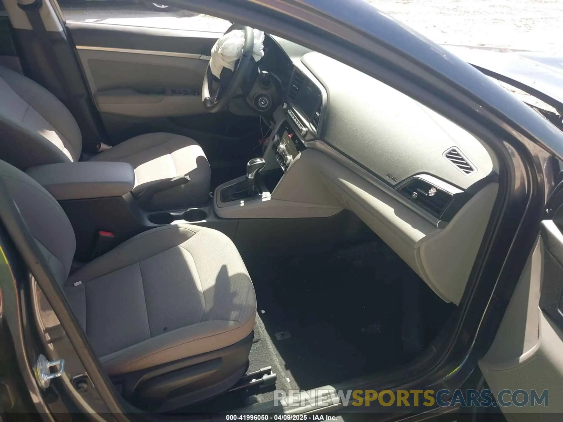 5 fotografías del automóvil dañado 5NPD84LF3LH595242 HYUNDAI ELANTRA 2020
