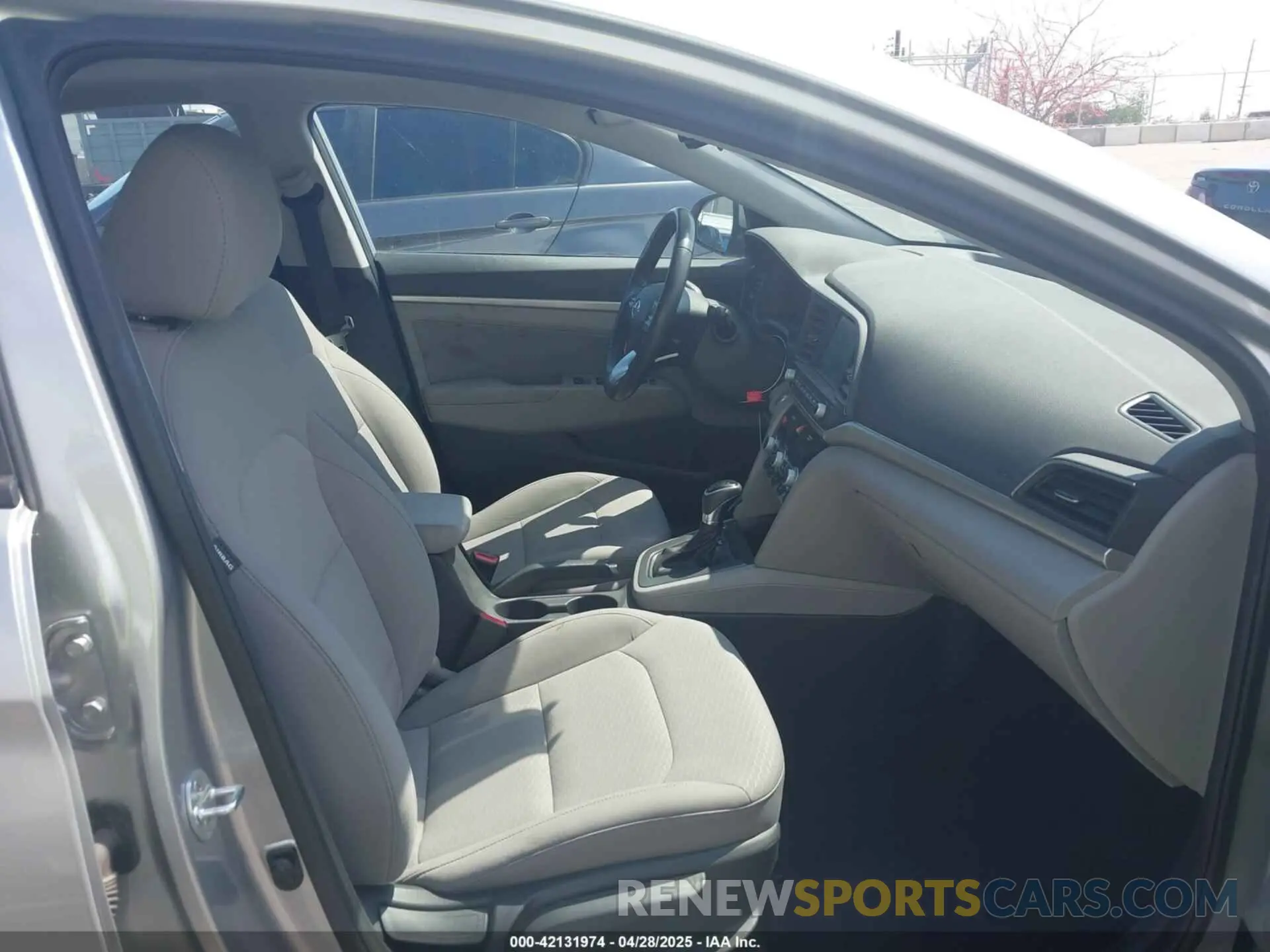 5 fotografías del automóvil dañado 5NPD84LF4LH631116 HYUNDAI ELANTRA 2020